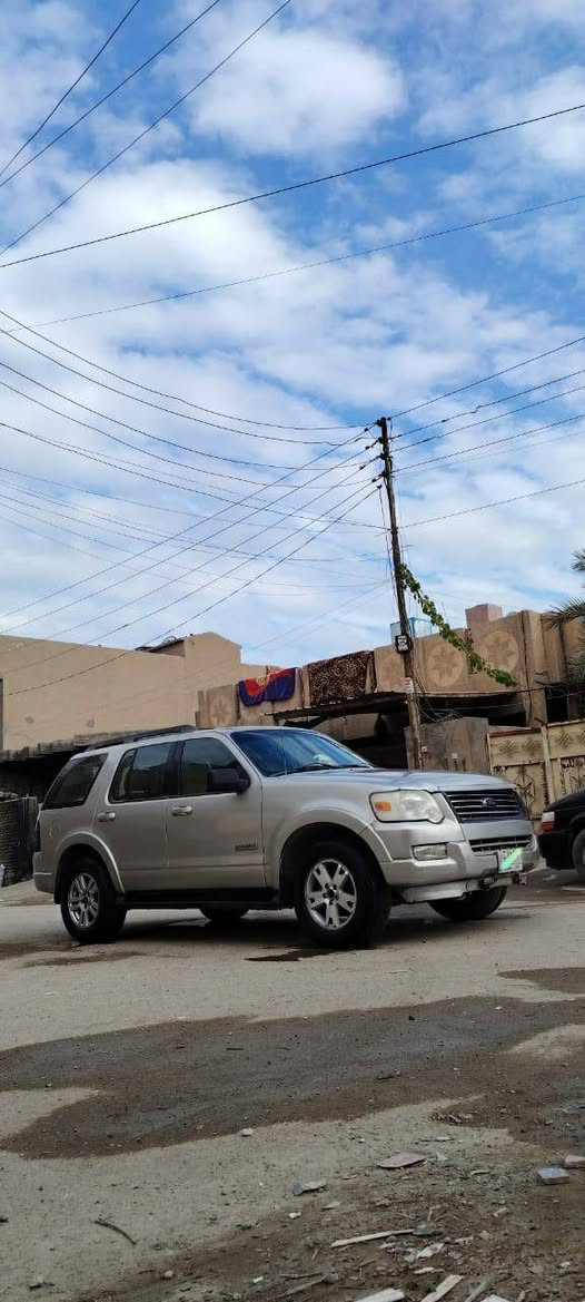 السلام عليكم ورحمة الله وبركاته 
فورد اكسبلورر ٢٠٠٧ بغداد تحويل شرط 
صبغ عام جمالية بيها تبديل باب خلف السائق 
جاهزة مال جناي
بيع او مراوس حسب القناعه 
سعرها ٨٣ وبيها مجال بسيط 
مكانها بغداد ابو غريب 
رقمي للتواصل ***********
