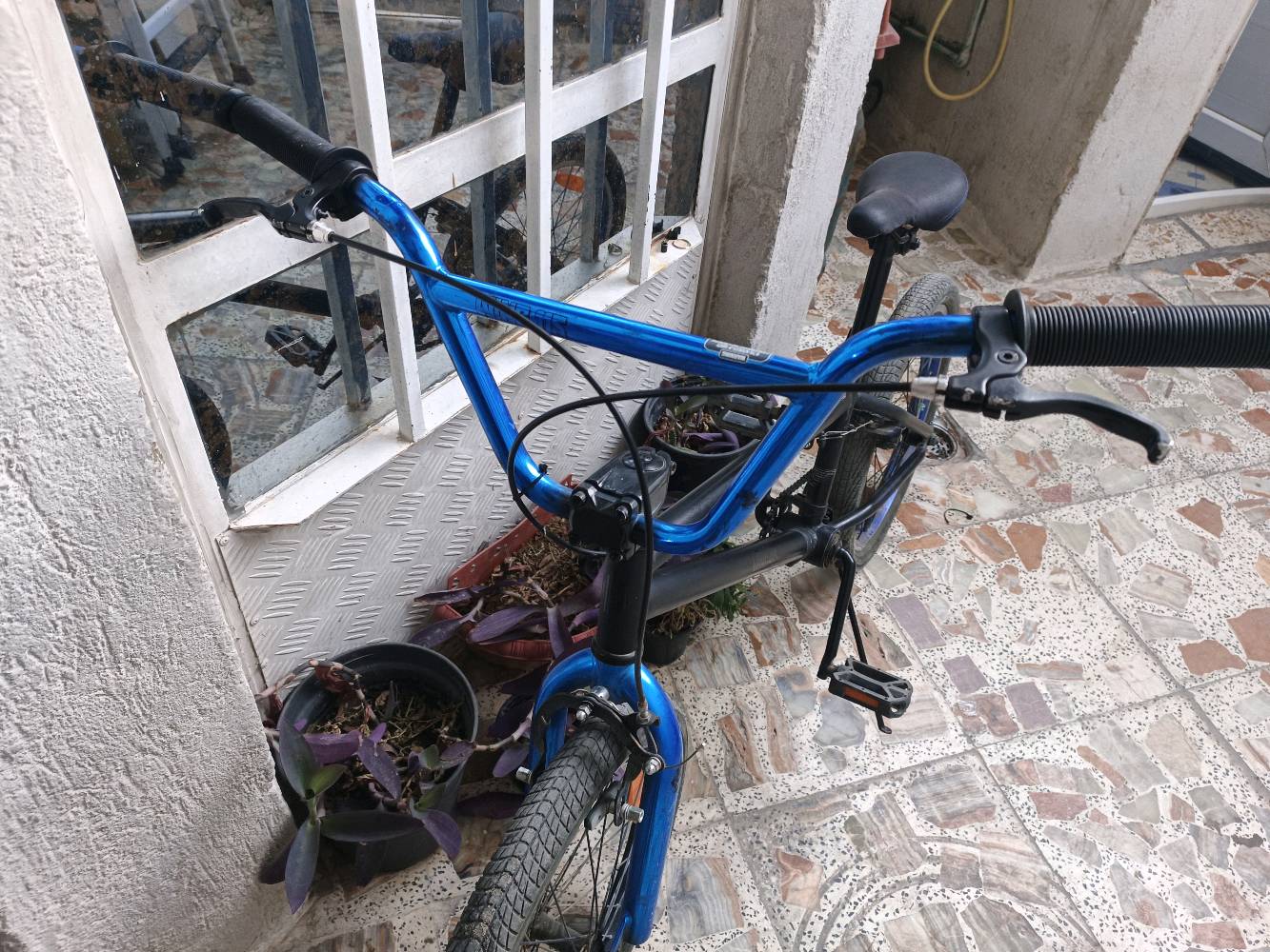 BMXمختم الماني بي شويه طخات مستعمل شهرين السعر ١٣٠ وبي مجال بسيط واتس:***********
