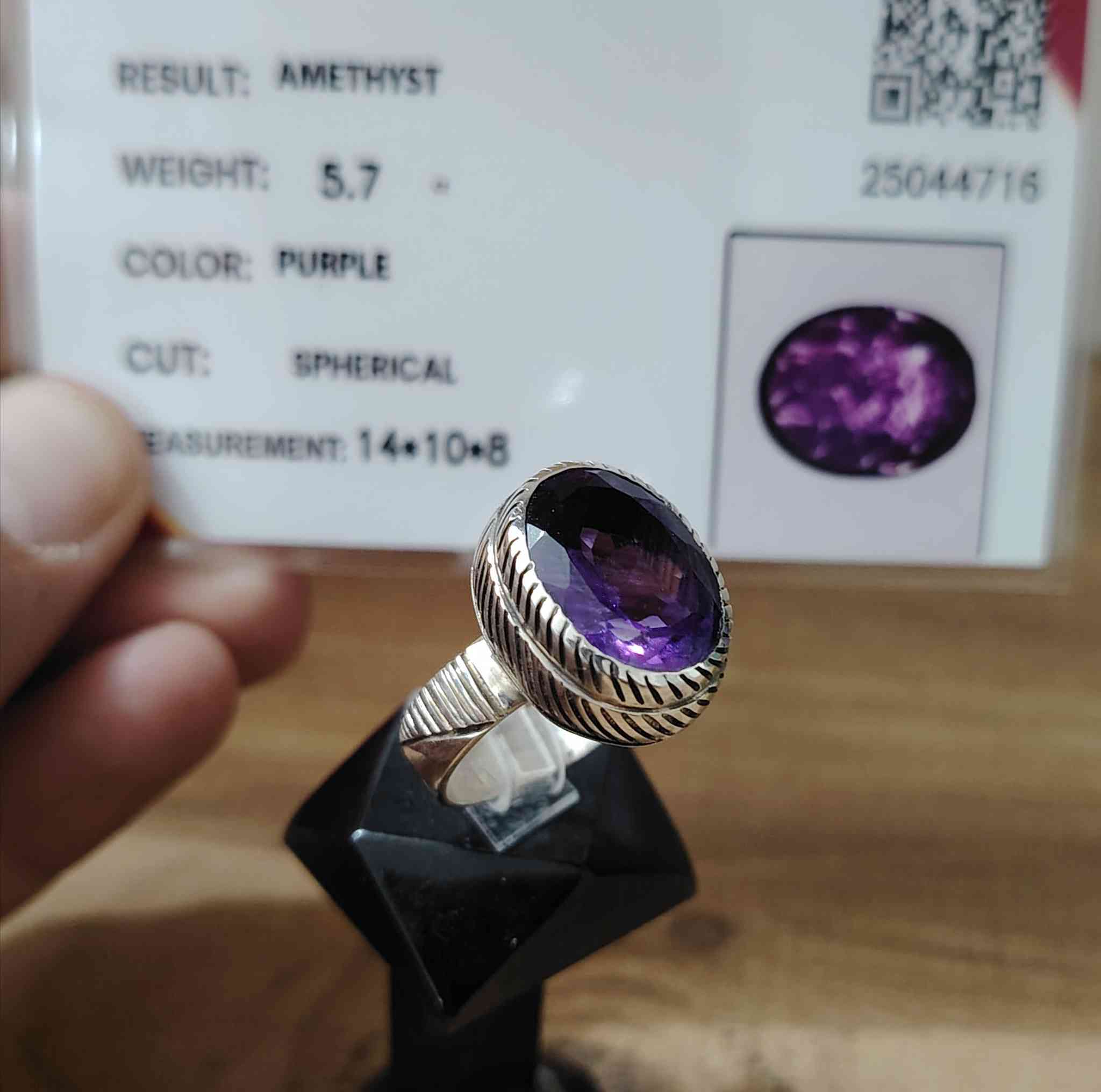 خاتم من حجر الجمشت الأفريقي الطبيعي
صياغه ثقيلة وجميلة فضه عيار ٩٢٥
مع شهادة المنشأ وضمان الخاتم الاصلي
يوجد توصيل إلى جميع المحافظات
التواصل ع الخاص او ع الواتساب ***********
