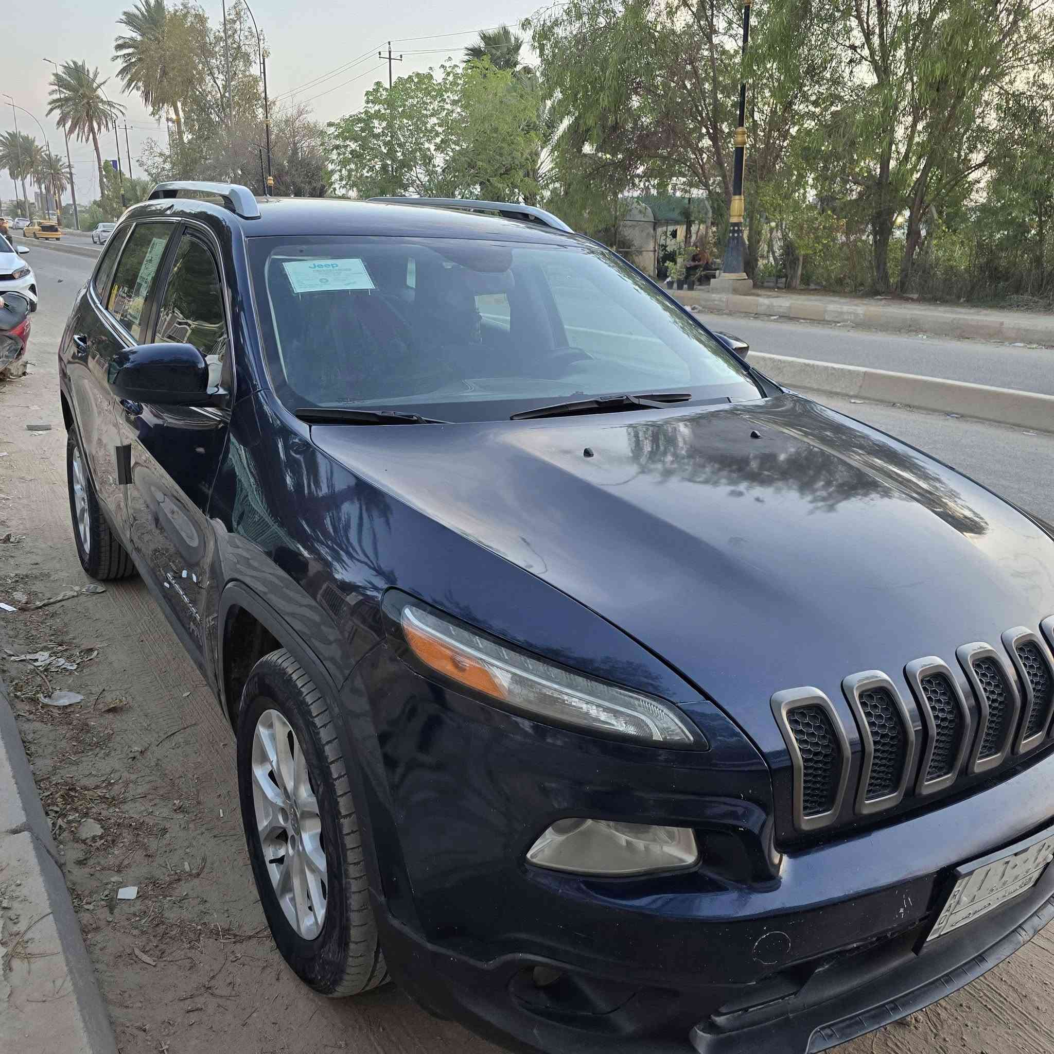 جيب شيروكي بزون موديل ١٦ لمتدد شاشه سايدبريك بصمه شاشه كبيره كامره تخم تاير باتري جديد تبريد جاهز مراوس او بيع  مكاني ديوانية ***********
