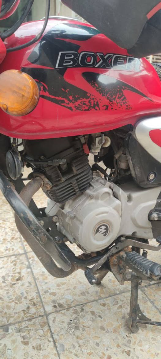 سلام عليكم دراجة بوكسر للبيع مناقصه شي كامله بسمي مكينه لاتنقيص لاتبخير سعر مليونين وبيه مجال***********
