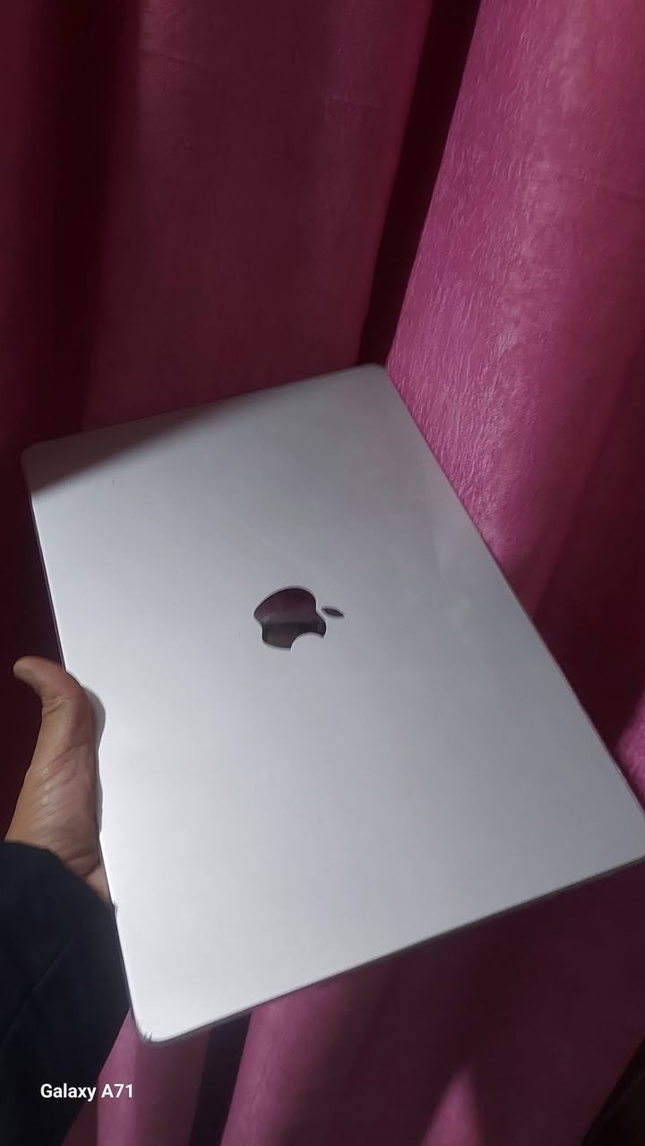 ماك بوك اير٢  رام ٨ هارد ٢٥٦ نظافة مية  رقم ***********
