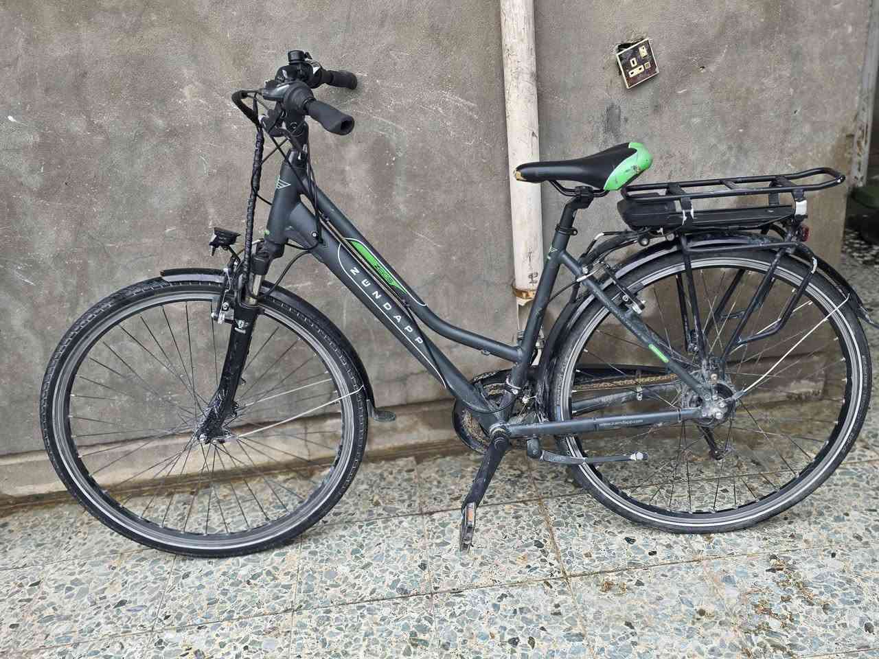 سلام عليكم
بايسكل هايبرد  حجم 28
ألماني صنع   نضافه ٩٠ بل ميه 
بايسكل جدآ جميل ومرتب  
نقص فقط بطاريه ٣٦ فولت 
وشاحن  
 باقي كلشي شغال ومكفول 

خواني مكلف بنشر اني 
سعر 200الف 
عنوان بغداد  /كماليه  
***********
