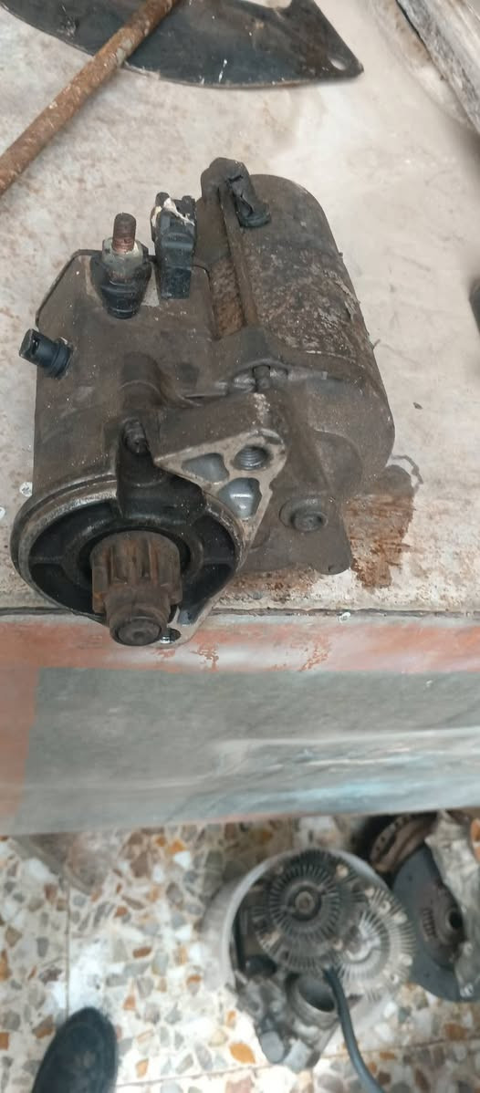 السلام عليكم شباب غراض كوستر سلف ودين مو مال حاويه ثنينهن 100 واتر بم 25 كلج مروحه 30 دكشن صالنصه كامل 75 تجوه مال باب السائق 35 قفل خشبه مال باب 30 الف  مكاني بغداد ولي بريد العينه والصينية هم موجودات عنه والفلاوين سعر 200 رقم الهاتف ***********
