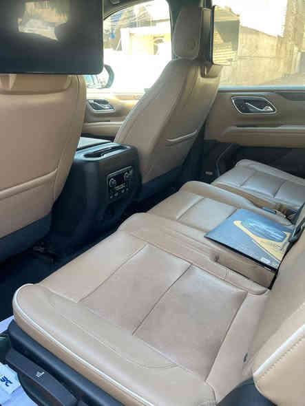 السلام عليكم تاهو  بريمر موديل ٢٠٢١ خليجي استلام وكالة المنصور باسمي رقم بغداد الدولي مكفول كفالة عامة وعليها تغليف كامل Pbf  فول مواصفات والبريمير معروفة مواصفات 
محرك ٥٣٠٠ ثمانية سلندر 
تشغيل عن بعد 
بصمة ابواب وتشغيل وصندوق 
فتحة سقف بانورما 
جكات 
داتا شوُ
فور ويل 
سقف كنتارا 
داخل جلد عسلي 
ستيرن كهرباء 
خزن ميموري 
دوس كهرباء 
انارة ترحيب 
علامة ضوء القمر 
ثلاجة
رادارات محيطية 
قيادة اليه 
حساس تنيه 
حار بارد كشن 
ومواصفات هواية والسعر ٥١٠ مكانها بغداد للاتصال 
***********
