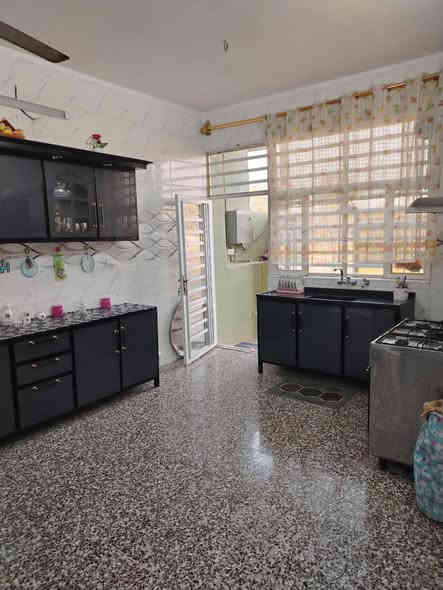 سلام عليكم يوجد بيت مساحه 130 متر الواجه 10 متر ونزال 13 متر يحتوي على ٢غرف نوم واستقبال وصحيات ومطبخ طابو زراعي سند ٢٥ العنوان بغداد الراشديه المراسمه الاتصال على الرقم ***********
