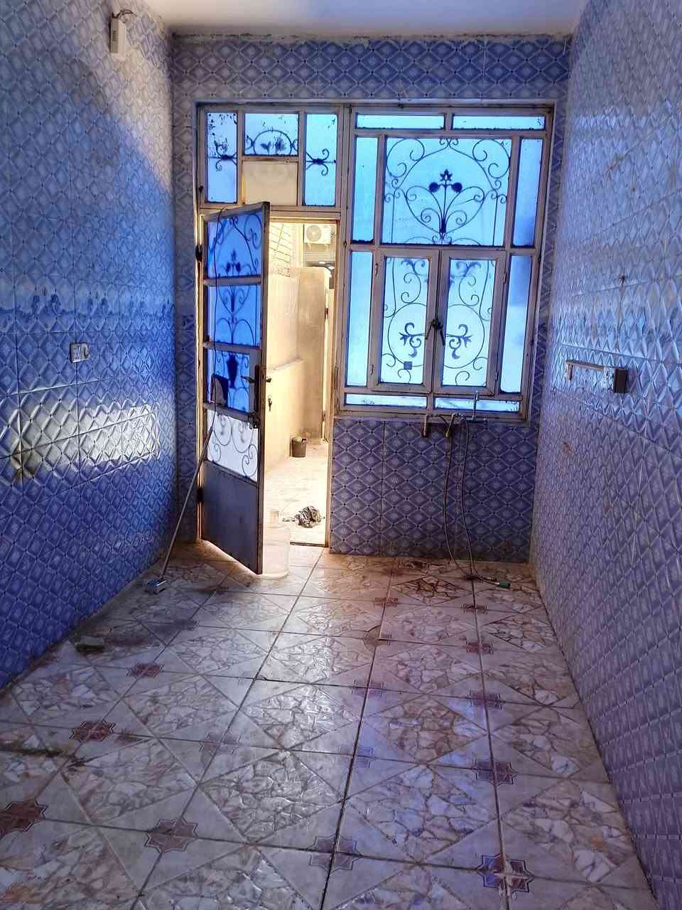 سلام عليكم عندي بيت لايجار بلموحيه خلف صيدليه الجبل مباشرا بي غرفه وحده ومطبخ وصاله ودوانيه وصحيات داخليه و خارجيه وطارمه جبيره وسطح بيت نضيف جدا ايجاره ٤٠٠ وبي مجال***********
