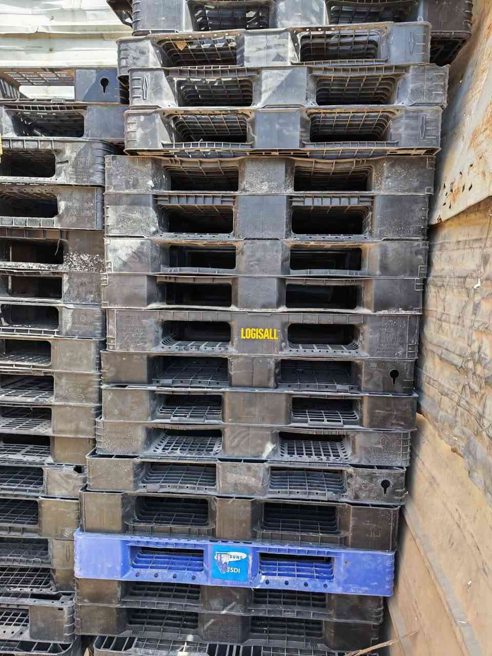 سكيب بلاستيك اسود الون قياس 110x110 مربع وزنها 7كيلو العدد40 سعر القطعه 6الاف مطروح مكاني بغداد حي أور ***********
