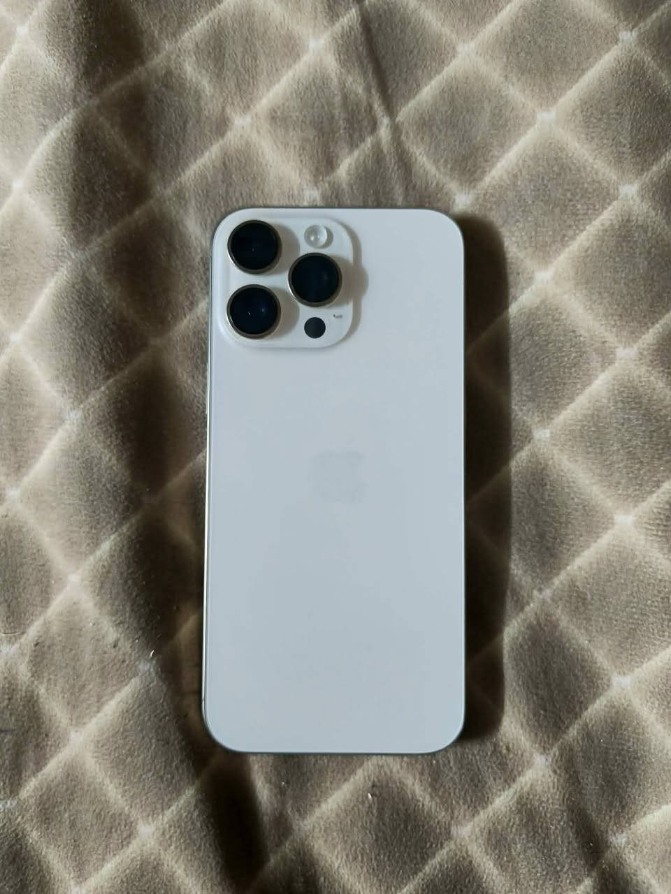 للبيع 16 برو ماكس لون ذهبي نضيف جديد ذاكره 256 بطاريه ٩٧ بعده بضمان كارتون وشاحنه وياه تواصل *********** اتصال فقط
