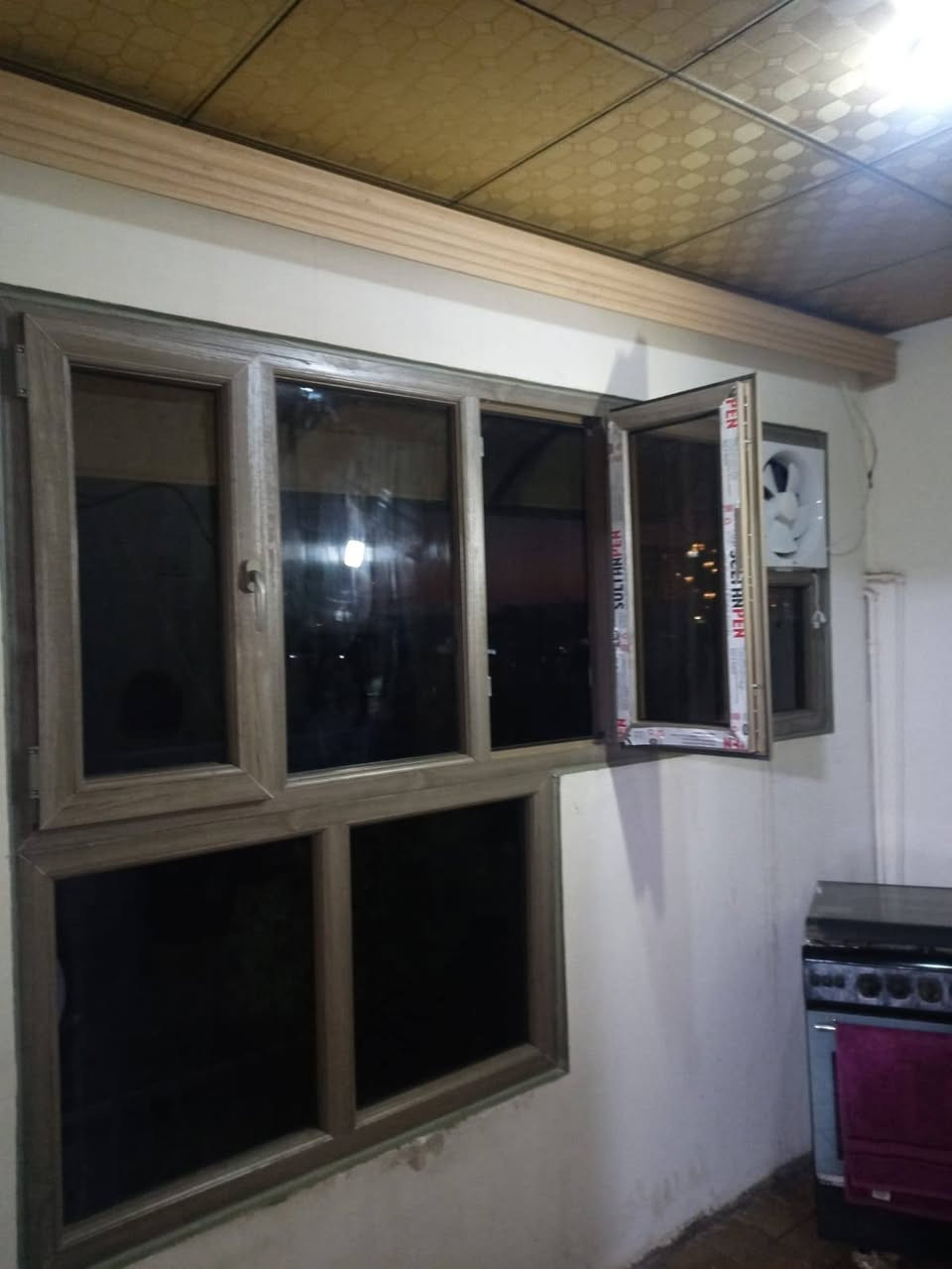 تثبيت قاطع بالكون امامي لون انتيك حسب التصميم . زجاج برونزي ٤ ملم بدون تظليل حسب الطلب . مانع اتربة عدد ١ + ساحبة هواء .  واتساب ***********
