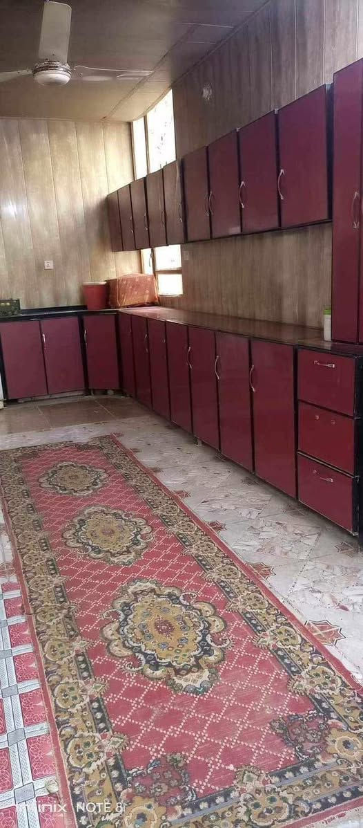 بيت في منطقه القريه النفطيه ( حي الصدرين ) 
للبيع ،، المساحه 300 متر مي وكهرباء خير من الله 
للتفاصيل .. ***********
