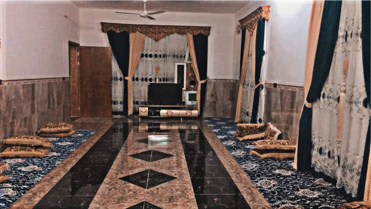 دار للبيع في القريه الجامعيه على خط السريع 
‏ مساحة  900 متر 
‏
‏الدار يتكون من استقبال + هول  +ثلاث غرف نوم +مطبخ حار بارد + مجمع صحيات 
‏
‏الطابق الثاني يتكون. من ثلاث غرف نوم + هول + مجمع صحيات.  
‏
‏واصل تبليط+ ماء + كهرباء+بلديه 
‏للاستفسار اتصال على رقم ***********الدار للبيع  
‏
