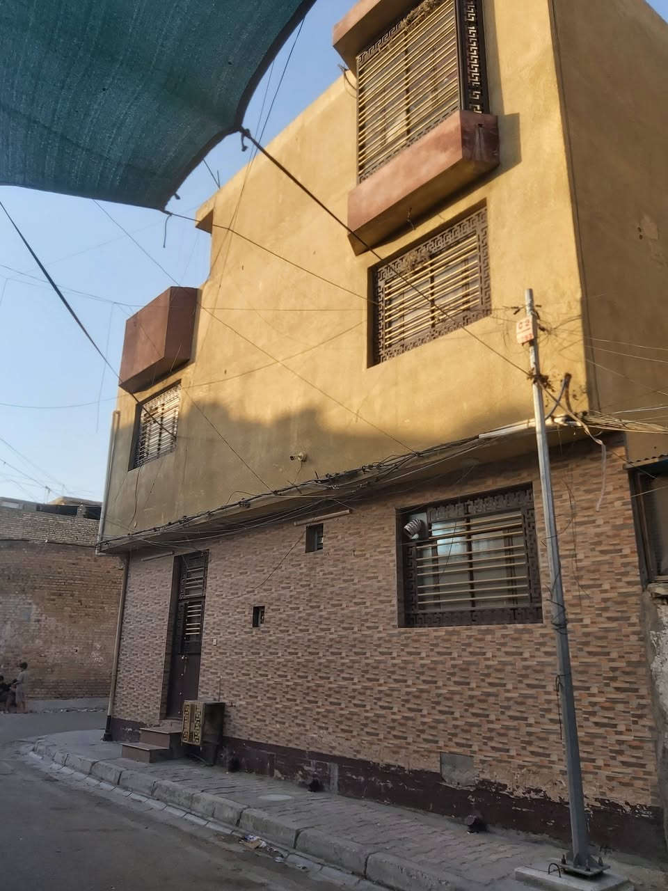 بيت ركن مساحه 49 ونص  عنوان بغداد رحمانيه جعيفر فرع المدارس العرصه بناء جديد يحتوي ٣ غرف 
٣ طوابق للاستفسار 
***********
