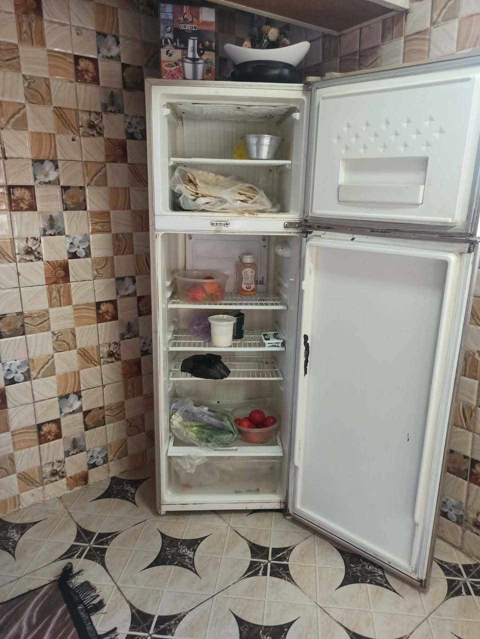 ثلاجات عدد 3 للبيع السعر 225 والرصاصي 150 مكان هبهب لاتصال ***********
