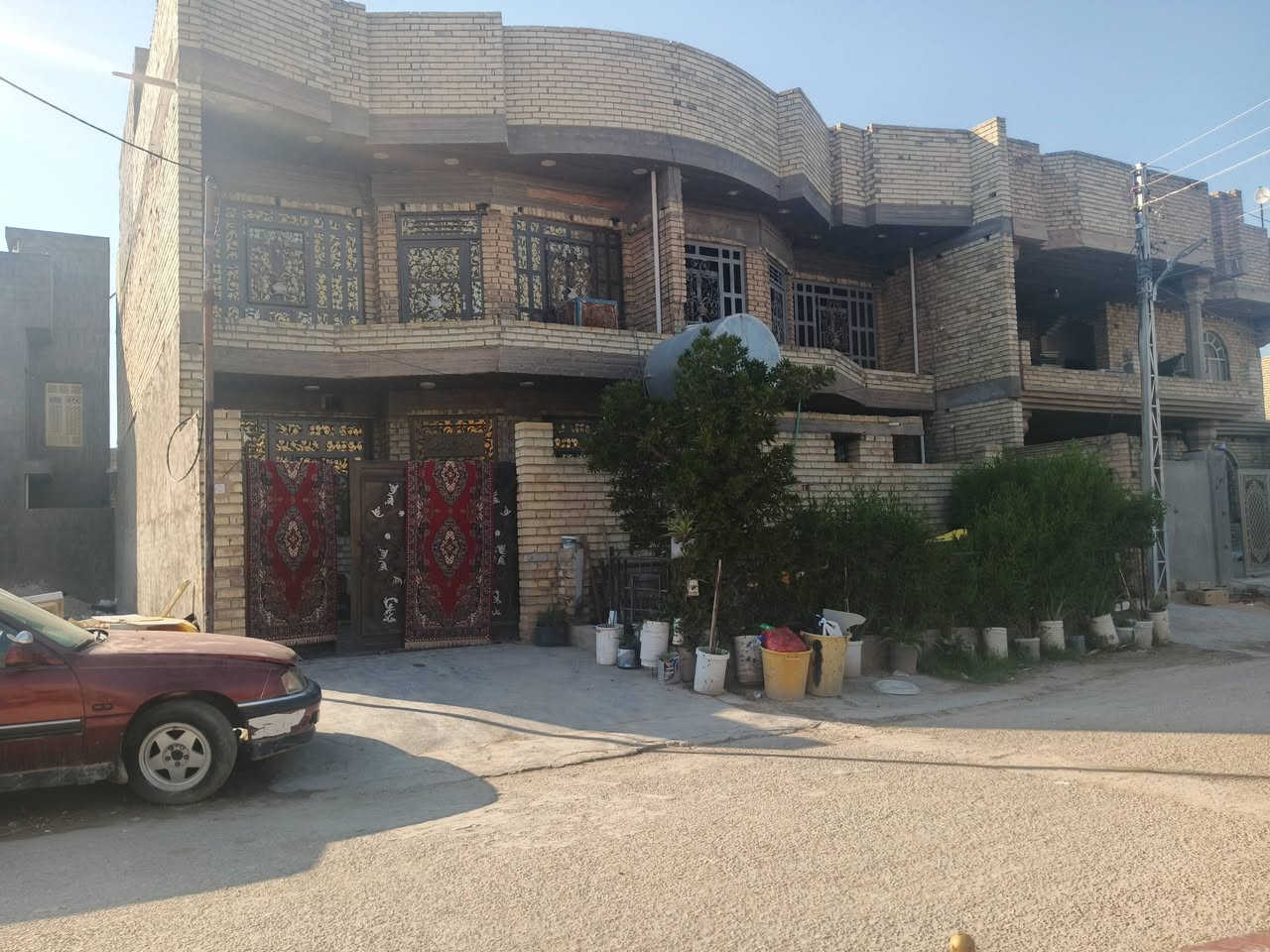 ***********
السلام عليكم مشتملات اثنين للبيع واحد كامل واحد بعد هيكل المساحه الكليه 285 متر مربع واجهيه 14 والنزال 20 
المكان الصقلاويه الشهداء الثانيه قرب شارع 20 
السعر 245 وبيهن مجال ملاحظه اخوان البيع شلع مشتملات اثنيناتهن
