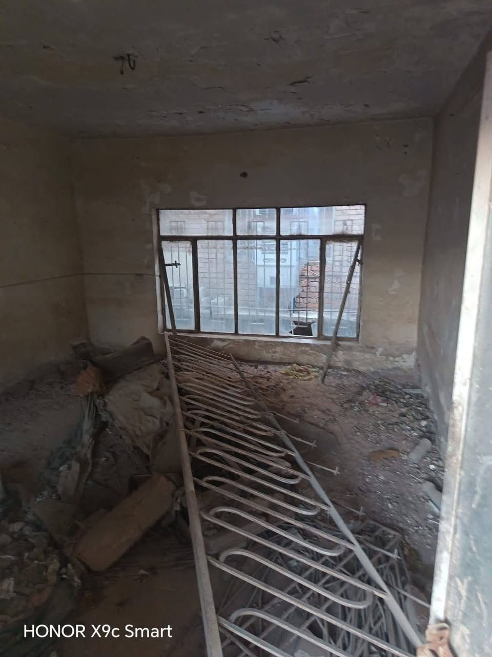 منزل للبيع /مساحة /٨٠م/واجهة ٤/يتكون من ٢غرف نوم /وهول ومطبخ /وخدمات /موقع ممتاز /شهداء البياع قرب شارع العام /اي الاستفسار على هذا الرقم /***********
