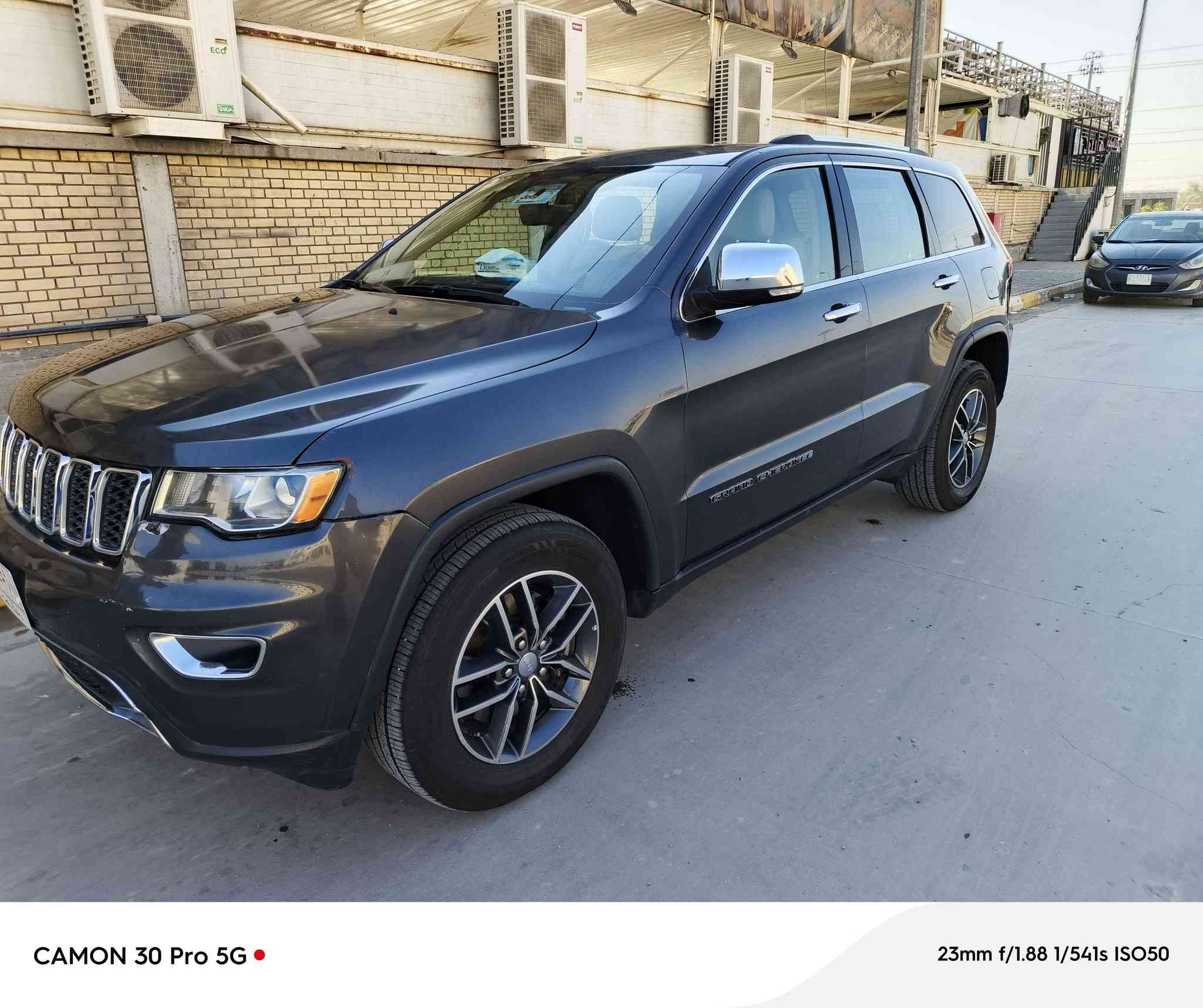 السلام عليكم 
جيب كراند شيروكي امريكي
فئة ليمتد 
موديل 2017
محرك هيمي 5700
حادثهه بنيد فقط مبدل و الجاملغ نضرب بلعراق و نصبغ
موجود تقرير الحادث ملف pdf عل رقم الواتس اب 
السعر 188 ورقه و بيهه مجال 
*********** دهل اوران, واسط
