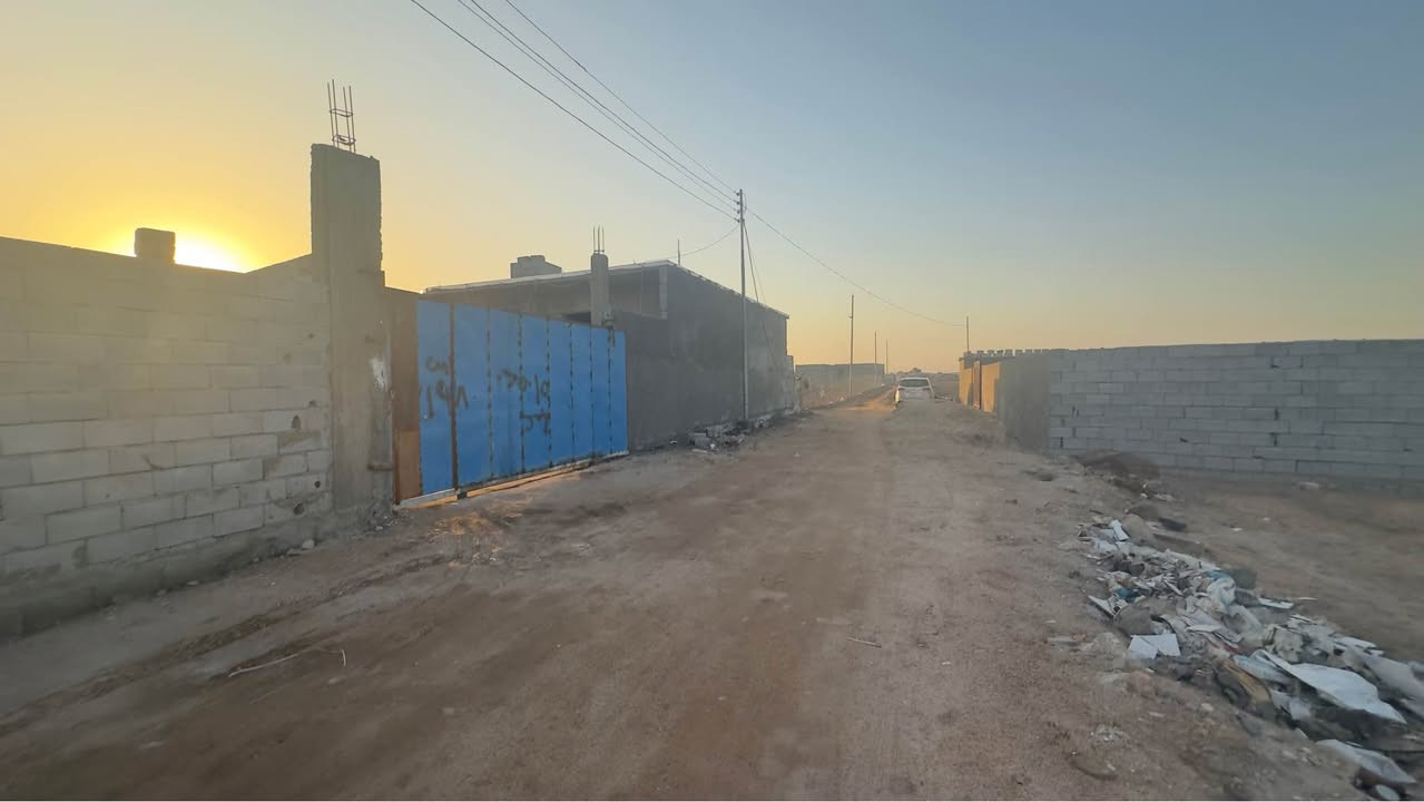 مساحة القطعة 200 متر الواجهة 12\نزال17 

متوفر ماء كهرباء وكافه الخدمات اراضي زراعيه المالك
عراقي العنوان الجزيرة الحوطه قرب
ملعب الريان للاستفسار متوفر وتساب*********** Singapore
