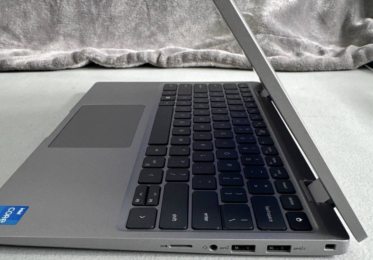 #فئة_بزنس_بشاشة_13
💻 Dell Latitude 3330 
🔥 سوبر سوبر سلم | خفيف الوزن | سهل التنقل

✔️ المعالج: Intel Core i5-1155G7 — الجيل الحادي عشر بحرف G
✔️ الرام: 8GB DDR4 — قابل للتطوير
✔️ التخزين: 256GB NVMe SSD — قابل للتطوير
✔️ كارت الشاشة: Intel UHD Graphics 4GB
✔️ الشاشة: 13.3 إنج FHD (1920×1080) — شاشة لمس
✔️ لوحة المفاتيح: عربي – إنكليزي مع إضاءة خلفية (Backlight)
✔️ الشاحن: Dell أصلي

✨ مناسب للدراسة والبرامج المكتبية والحسابية والتصفح والأمن السيبراني

💰 السعر: 325.000 ألف دينار عراقي شامل توصيل مع حقيبة وماوس وشاحن اصلي 

🔹 الحالة: وارد اوربي غير مستعمل بالعراق (كالجديد) نظافة 95% فما فوق 
🔹 البطارية: بحالة جيدة(ضمان ساعه فما فوق)

■ ضمان(١) فحص وتشغيل امام المندوب 
■ ضمان(٢) استخدام اسبوعين اي خلل مصنعي يتم الاستبدال بنفس الموديل


**إذا كنت صاحب هذا الإعلان وتريد حذفه لأي سبب، رجاءا أرسل رسالة إلى الدعم الفني**