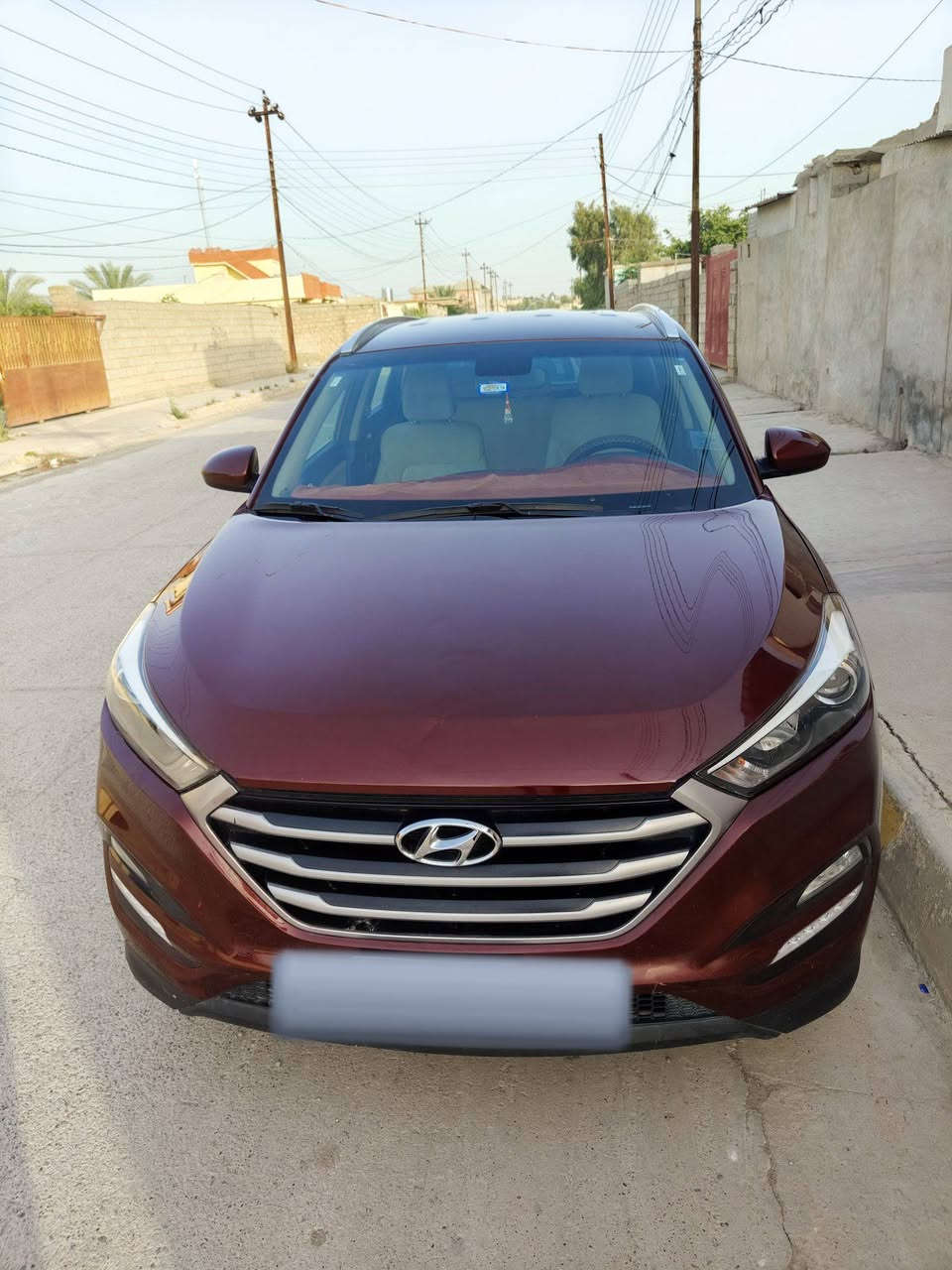 *للبيع هيونداي توسان Hyundai Tucson 2018* 🚙  
*وارد أمريكي*

- *الممشى*: 45,936 ميل
- *المحرك*: 2.0L GDI بنزين 4 سلندر، 165 حصان
- *القير*: أوتوماتيك 6 سرعات + وضع ECO اقتصادي
- *الدفع*: أمامي FWD

- شاشة لمس 7 إنش + بلوتوث + USB + AUX
- كشافات عدسة زينون + ليد نهاري DRL + كشافات ضباب LED
- كاميرا رجوع + حساسات بارك خلفية
- 6 إيمتعددة الوظائف + تحكم ستيرن كامل
- جنوط ألمنيوم 18 إنش + جناح سقف + مرايا تطوي كهرباء

*الضرر*: كما موضح بالصورة،  *بدون دواخل - بدون ايرباك * ✅
 
رقم كركوك جديد انكليزي_ بأسمي سنويه 
*السعر*:148 ورقة  
*للتواصل*: *********** واتساب/اتصال

#توسان2018 #وارد_امريكي #للبيع
