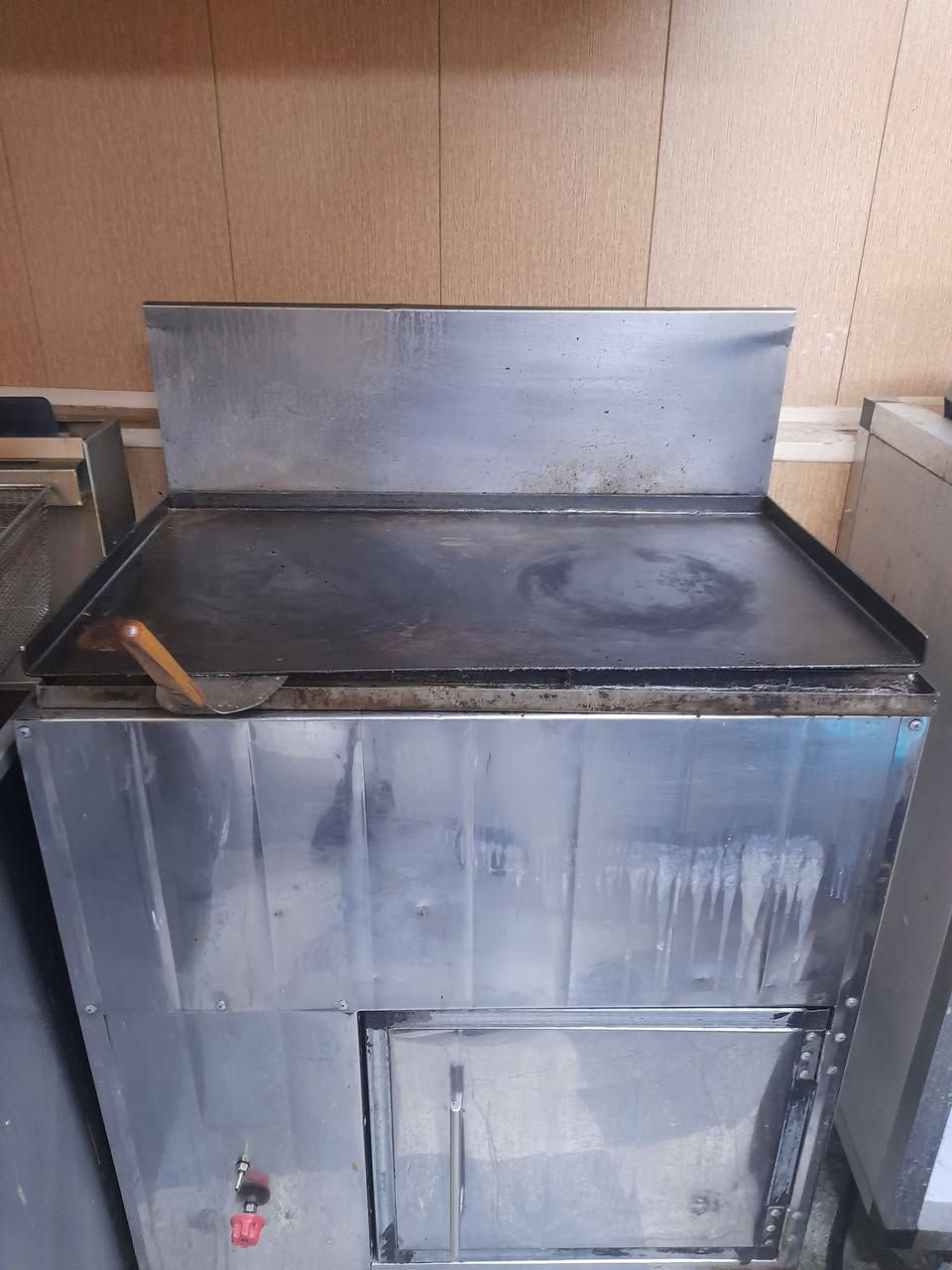 غراض مطعم للبيع 
فلتر دهن قلاية السعر ٥٠٠ الف
كريل بركر عراقي السعر ١٠٠ الف
مثرامة حجم ٢٢ السعر ٢٧٥ الف 
قالب بركر حجم ١٤ السعر ١٢٥ الف 
عجانة حجم ١٠ كيلو السعر ١٧٥ الف 
مجمدة سعر ١٠٠ الف 
قلاية ٥ مدافع استخدام شهرين السعر ٧٠٠ الف 
قلاية ٢ حوض عمل عراقي عادي السعر ١٠٠ الف 
كاشير سستم كامل مطاعم وماركت نقص طابعة السعر ٤٥٠ الف 
ميز كراسي عدد ٥ ميز مع الكراسي السعر القطعة ٧٠ الف 
الاسعار ثابتة رجاءً بدون تعامل او كسران بأسعارهن  
عنوان بغداد حي العامل 
***********
