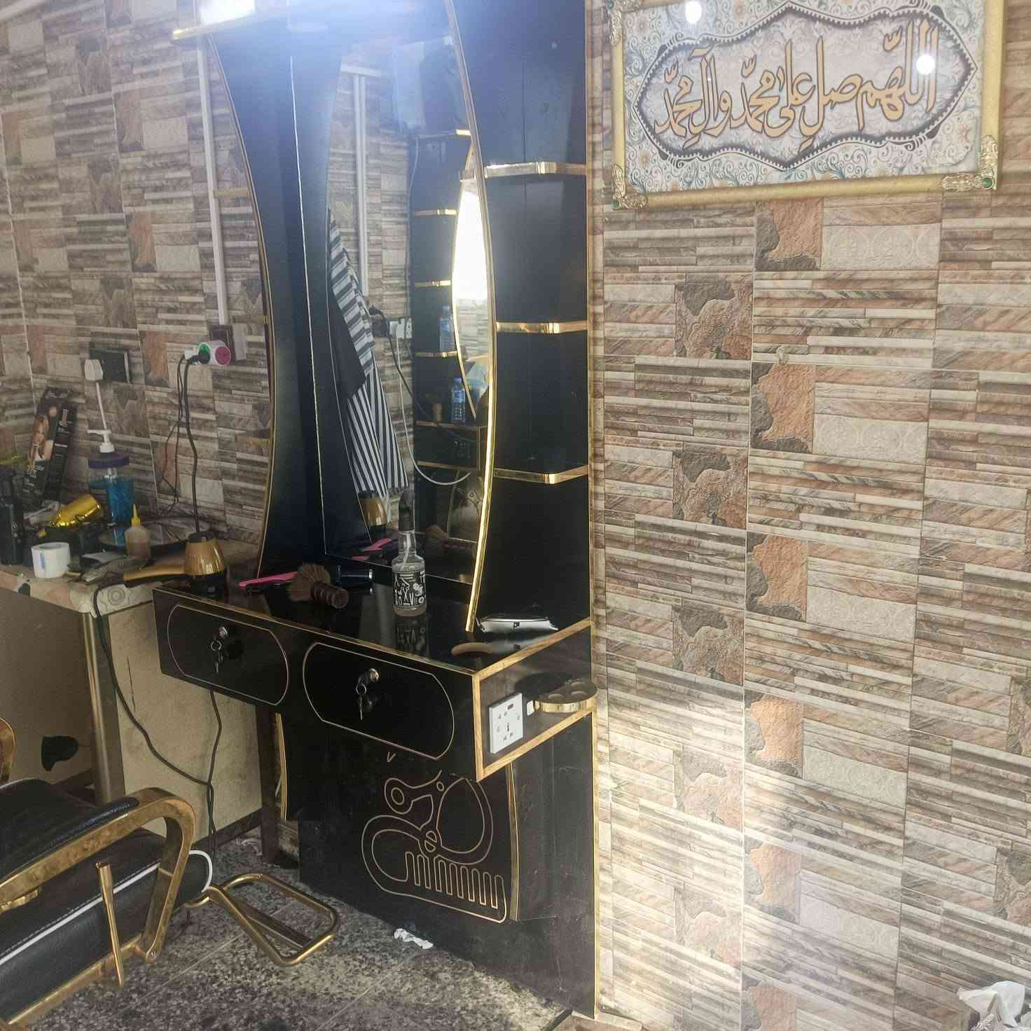 للبيع ميز حلاقه مع الكرسي للتواصل السعر 350وبي مجال ***********
