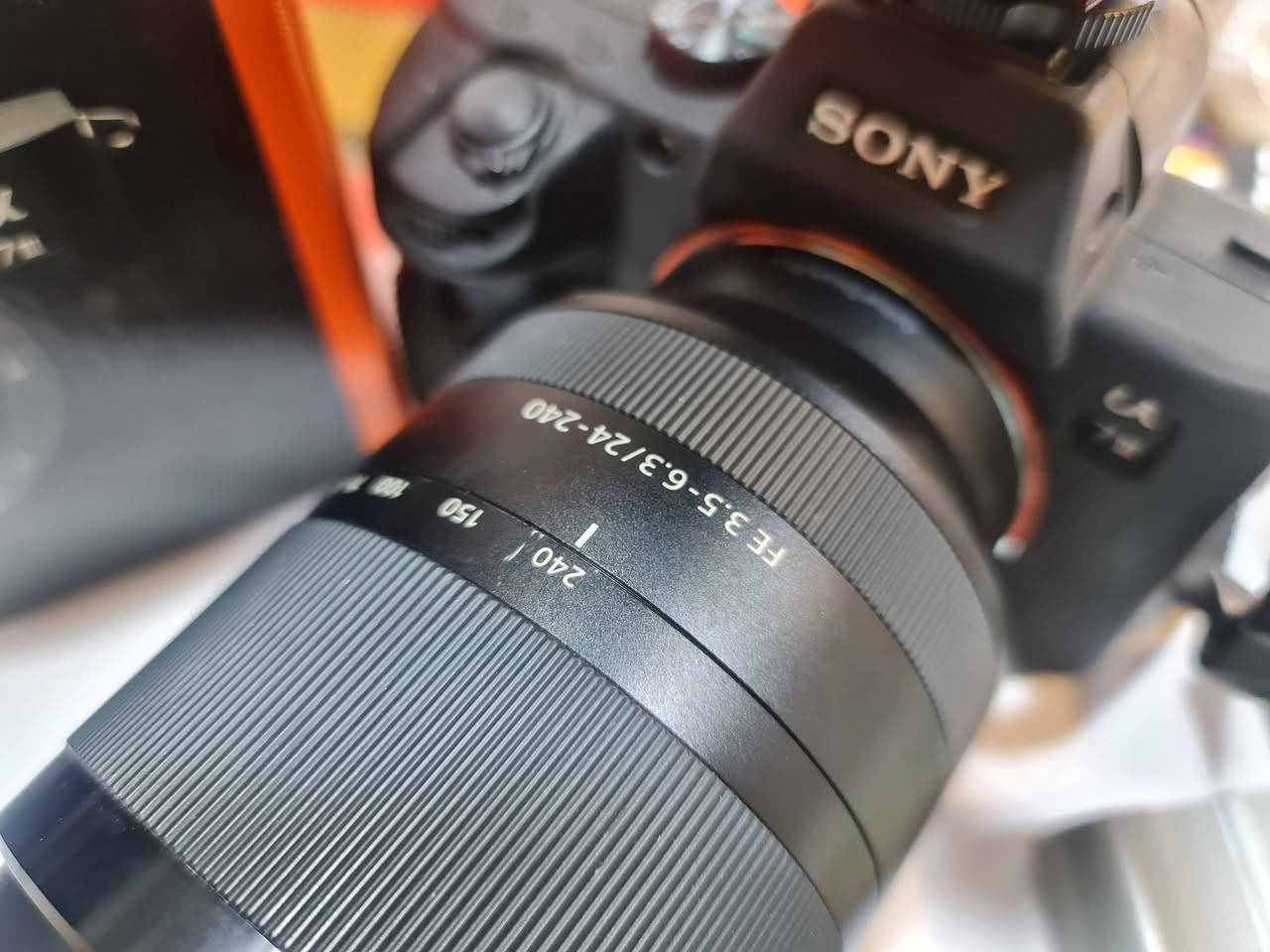 السلام عليكم.
كاميرا SONY  a7iii📸
مع عدسة عملاقة SONY 24_240
مع فلاش 📸
مع بطاريات ليثيوم اصلية للفلاش قابلة للشحن .
مع كفر جيلاتين عدد ٢.
مع بطارية نيكون اصلية غير مستخدمة.
مع الباكيت و جميع الملحقات .
استخدام قليل .نظافة ١٠٠%
السعر  مليونين و مية الف.
***********.
