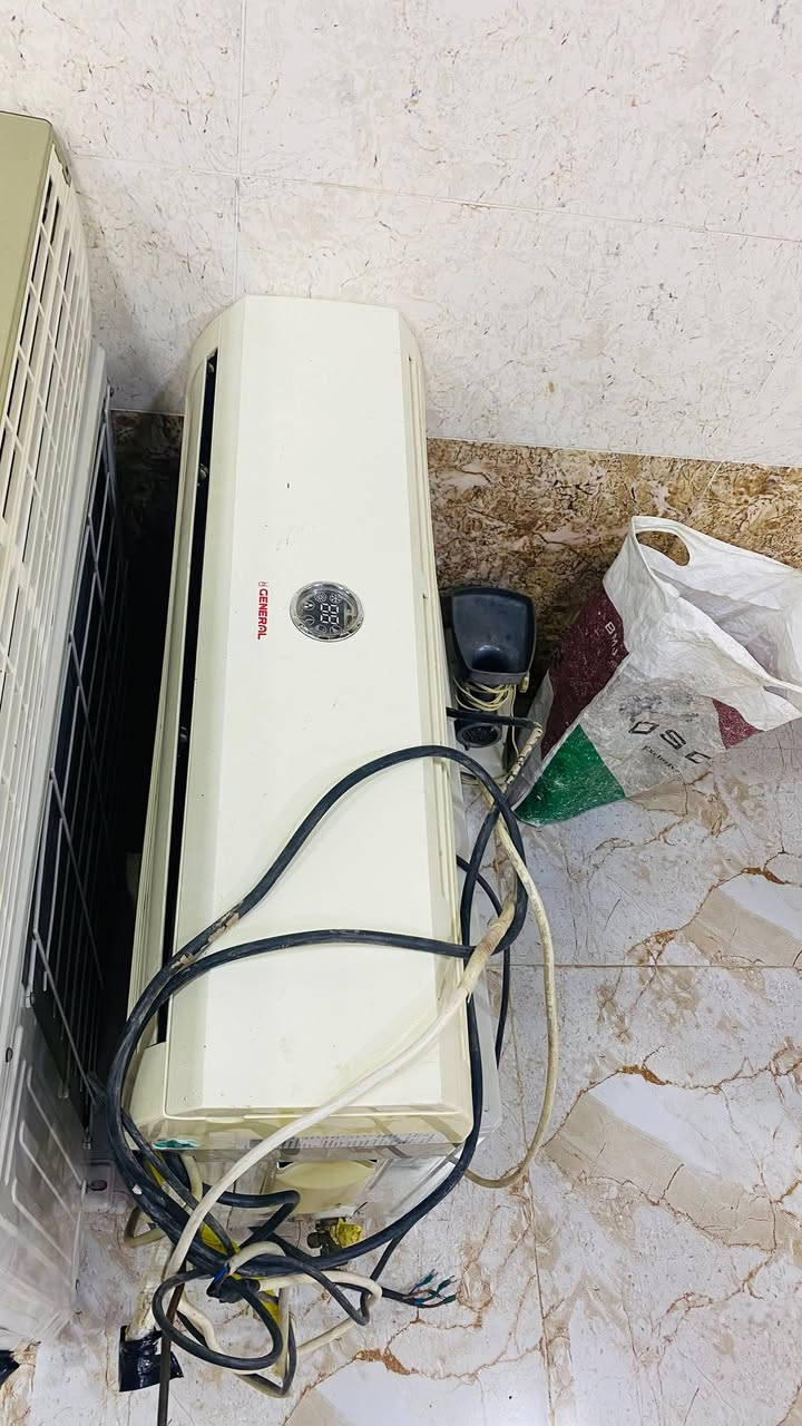 السلام عليكم للبيع
سبلت نوع توسوت طنين مستعمل شي قليل 
نظافة ١٠٠٪؜ غاز كامل واير موجود نقص بواري فقط 
تاخذو شرط شغال و فول سعره ٥٢٥ ألف 
سبلت نوع جينيرال طن واحد غاز بواري واير موجود كامل سعره ٢٢٥ ألف 
عنوان بادوش قرب البانزين خانة 
***********
