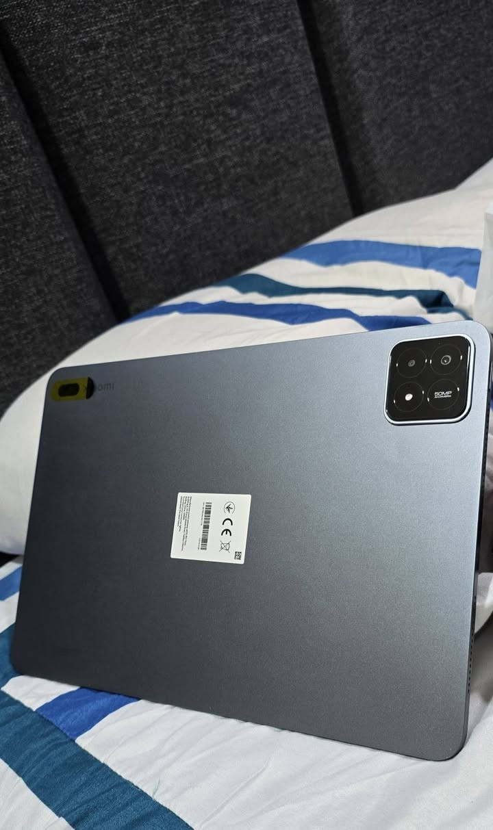 للبيع مستعمل شهريين ٦٥٠  وبي مجال
مواصفات Xiaomi Pad 6S Pro 12.4
الشاشة
الحجم: 12.4 إنش
الدقة: 3K (3048 × 2032 تقريباً)
نوع الشاشة: IPS LCD
معدل التحديث: 144Hz
السطوع: حتى 900 nits
دعم: HDR10 + Dolby Vision
📖 مناسبة للقراءة والعمل بسبب نسبة العرض 3:2. �
Xiaomi +١
المعالج والأداء
المعالج: Snapdragon 8 Gen 2
دقة التصنيع: 4 نانومتر
كرت الشاشة: Adreno 740
النظام:Android 16 مع HyperOS
⚡ معالج قوي جداً مناسب للألعاب الثقيلة والتصميم. �
Gadgets 360 +١
الذاكرة والتخزين
12GB RAM + 512GB
نوع الذاكرة LPDDR5X والتخزين UFS 4.0 السريع. �
Gadgets 360 +١
الكاميرات
الخلفية: 50MP + 2MP
الأمامية: 32MP
تصوير الفيديو: حتى 4K 60fps. �
mobile92
البطارية
السعة: 10000 mAh
الشحن: 120 واط HyperCharge
يشحن تقريباً خلال 35 دقيقة بالكامل. �
الصوت
6 سماعات ستيريو
دعم Dolby Atmos
🎧 صوت قوي مناسب للأفلام والألعاب. �
Xiaomi +١
الاتصال والمنافذ
Wi-Fi 7
Bluetooth 5.3
USB-C 3.2
يدعم القلم الذكي والكيبورد المغناطيسي. �
التصميم
الوزن: 590 غرام
السماكة: 6.3 مم
هيكل: ألمنيوم + زجاج Gorilla Glass 5. �


**إذا كنت صاحب هذا الإعلان وتريد حذفه لأي سبب، رجاءا أرسل رسالة إلى الدعم الفني**