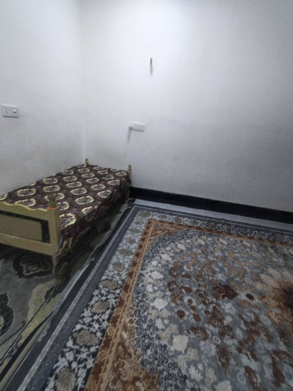 بيت للبيع في كربلاء خلف جامعة الزهراء مجاور مطبخ العتبة فرع مدرسة نور العميد كامل مكمل بناء جديد المساحة ١٦٠ متر طابقين فرع ١٠ متر تبليط انارة رصيف مجاري كهرباء خدمات فول للاستفسار الاتصال على الرقم ***********
