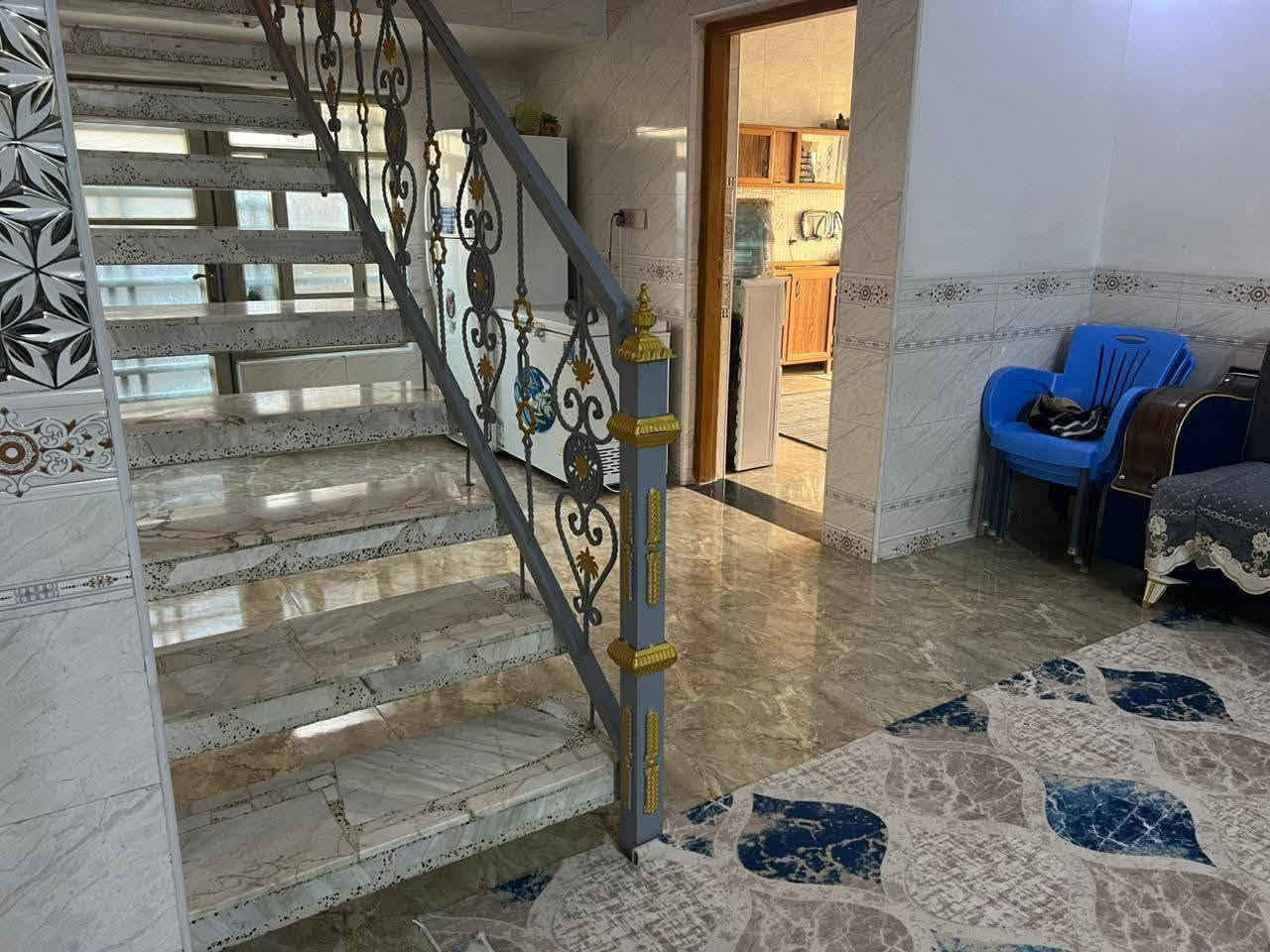 السلام عليكم
  دار للبيع مكان مميز جدا 
طابو زراعي سند25 
نوع البناء //طابوق السقف صب كونكريت تنفيذ ومتابعته مهندس مدني
تحويل البيت ثاني يوم بعد الشراء
العنوان / /بابل المدحتيه 
حي علي قماره والخروج حي الحوراء شارع حسينية عبد الخضير 
ركن على شارعين 
بناء حديث 
عرض الشارع ٨متر
المساحة//٣٤٠متر 
الواجهه //١٣ونص متر
قريب على التبليط جدا 
خدمات كامله من ماء وكهرباء وتبليط ومجاري خارجيه
السعر/١٧٠وبي مجال
تفاصيل البيت
استقبال 
صاله كبيره 
عدد الغرف ٢
مطبخ حار وبارد
طارمه كراج سياره كبير
حديقه
منور خلفي وجانبي 
مجمع صحيات داخليه وخارجيه
البيت موقع حلو وجيد جداً 
عرض الشارع ٩متر
للاستفسار
مراجعة  مكتب دلالية وائل الهندي 
***********
ابو علي*********** 
مكتب دلالية وائل الهندي بابل المدحتيه الحمزه الغربي ع شارع 60 قرب سلوان ابو الكاشي مقابيل فرع علي قماره
