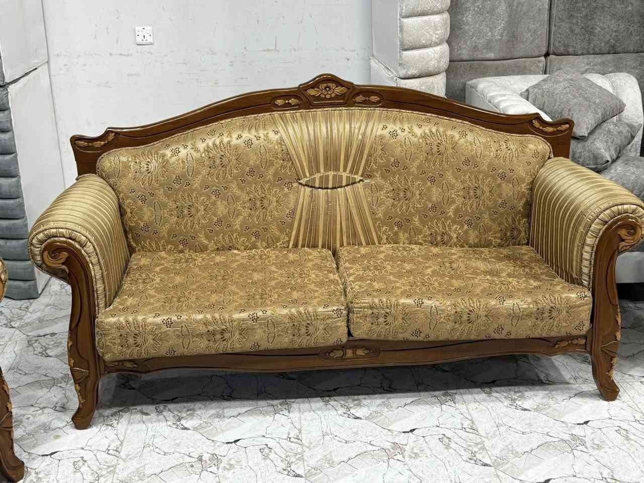 معرض اليقين للأثاث المنزلي 
تخم ملكي زان درجة اولى نضافة 100‎%‎مابي كل ضرر اخو جديد
6قطع 4كرسي وثنين￼ كبار 10مقاعد يعني
للحجز او الاستفسار ***********وبي واتساب
