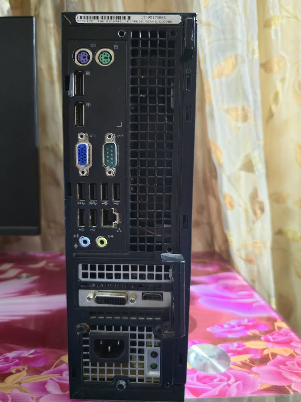 السلام عليكم شباب.. عندي حاسبة ديل (Dell) أصلية مال بيت ونظيفة جداً وبحالة ممتازة، الحاسبة سريعة ومستقرة ومجهزة للطرفين:

   1. لأصحاب المكاتب والدراسة والبحوث: الحاسبة طيارة بالتصفح والبرامج بسبب هارد الـ SSD والرامات الـ 16 جيجا. تفتح عشرين علامة تبويب وتشتغل على برامج الأوفيس واليوتيوب بدون أي تعليق أو بطء.
   2. للألعاب والجيمنج الخفيف: بيها كرت شاشة منفصل نيفيديا يشغل ألعاب حلوة وقوية (مثل GTA V، ومحاكي ببجي موبايل، وماين كرافت، وCS:GO، وألعاب المحاكيات القديمة) على إعدادات زينة ومقبولة.

------------------------------
المواصفات بالتفصيل:

* المعالج: Intel Core i5-4590 (جيل رابع اعتمادي وقوي).
* الرام: 16GB DDR3 (سعة جبيرة تخليك تفتح برامج هواية سوة).
* الهارد: SSD 500GB (سريع جداً، الحاسبة تشتغل وتفتح بويندوز بثواني).
* كرت الشاشة: NVIDIA GeForce GT 730 منفصل.
* الكيس: ديل الأصلي، خامة قوية وبي منافذ USB هواية من الوجهه ومن ورة تفيدك لربط الماوس والكيبورد والفلاشات براحتك.
* النظام: ويندوز 10 منصب جديد ونظيف وجاهز للاستخدام مباشرة.

------------------------------

* الحاسبة نظيفة جداً ومابيها أي نقص أو تصليح سابق، وشغال كلشي بيها 100%.
* السعر 150 الف و بيها مجال للطيبن
مكاني بغداد
* متواجد خاص أو اتصال


**إذا كنت صاحب هذا الإعلان وتريد حذفه لأي سبب، رجاءا أرسل رسالة إلى الدعم الفني**