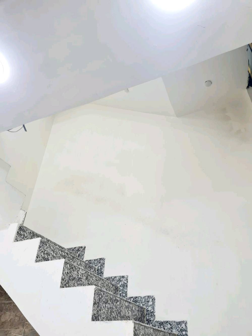 المحمودية حي 18الجديد بناء درجة أولى \24\
📃سند طابو صرف نقص واجهة فقط
🏠-بيت للبيع قرب قاعة
 🕍الحسين والعباس شارع 40🚘
➖مساحة 125M طابقين 
يتكون⤵️ طابقين 
طابق1
➖1غرف نوم 🛏
➖استقبال-صاله-مطبخ🛒
-مجموعه صحيات-🚽
تكدر سوي مشتملات 2 
بيت جبير ماشاءالله 

طابق 2
2غرفة نوم صالة مفتوحه
جبيرة
 صحيات 
بيتونة سطحين 
📞للتواصل
***********
***********
مطلوب الإسكان