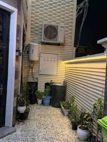 #للبيع_او_المراوس
••••••••••••
تسلسل(أ/٦٢٠)

 🔴🏠#دار_سكن_في_الفلوجة - حي الوحدة(نواب الضباط سابقاً) 
✅ ثلاثة طوابق - طابوق- بناء حديث 
✅ المساحة 100م سند  الواجهة 8.5م   والنزال 12.5م 
وواقع حال 112م 
✅ طابو ملك صرف سكني
✅ شارع 10م تبليط حديث
⭕ يتكون الطابق الارضي من استقبال+ مطبخ  +صالة جلوس+غرفة نوم واحدة  + حمام+ صحيات داخلية وخارجية
⭕ ويحتوي الطابق العلوي على صالة جلوس + غرف نوم عدد2 + حمام وصحيات
⭕ ويحتوي الطابق الثالث على غرفة نوم ومطبخ ومخزن وصحيات
✅مناور 
✅ ارضية الدار كاشي بالكامل 

🚫 الدار موضحة بالصور والتشطيب درجة ممتازة

⛔سعر البيع 200 مليون دينار /تفاوض
 او #مراوس مع دار سكن 200م او 250م في مناطق المعلمين او الشرطة او الضباط او العسكري 
ونرفق صور توضيحية للمشتمل 
 
••••••••••••••••••••••••••••••••••••
⭕ على الراغبين بالشراء زيارتنا في مكتبنا في شارع الثرثار - مقابل جامع سيدنا عثمان
هاتف المكتب :- ***********    ***********
⭕ اوقات الدوام والاجابة على الهاتف:-
من الساعة ٩ صباحا لغاية الساعة ١ ظهرا 
ومن الساعة ٤ عصرا لغاية الساعة ٩ مساءا

@إشارة
