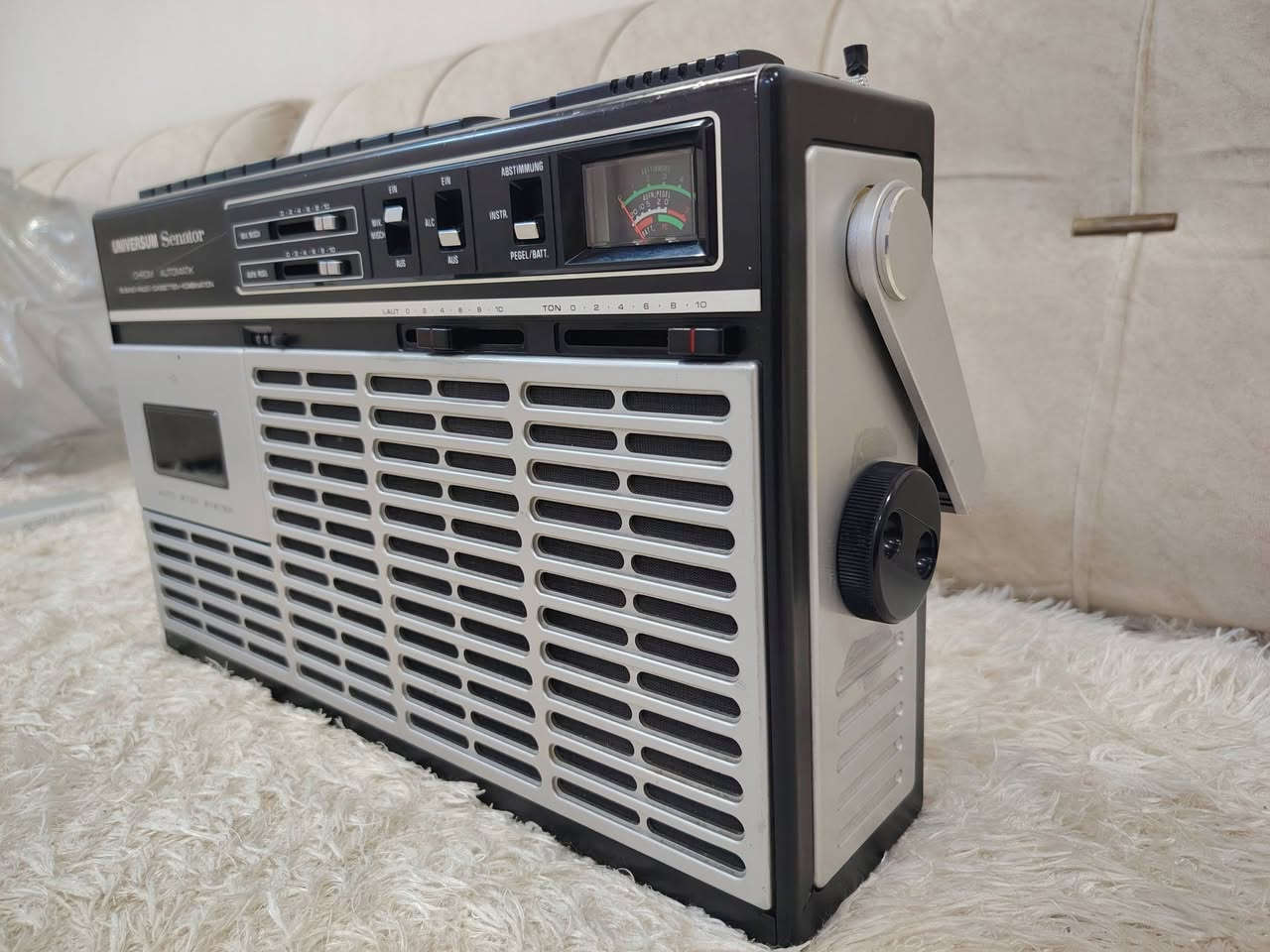 السلام عليكم أعضاء الكروب الطيبين جهاز مسجل مع 5موجات راديو نوعية يونفيرسوم سيناتور صناعة ألماني كهرباء 220 وزن ثقيل جهاز نظيف فقط بي كسر بسيط بهذا الجهاز موضح بالصورة شغال شرط شغل السعر 90 ألف دينار للطلب والاستفسار اتصال على أرقام التالية (*********** )(*********** يوجد توصيل لكافة محافظات العراقية
