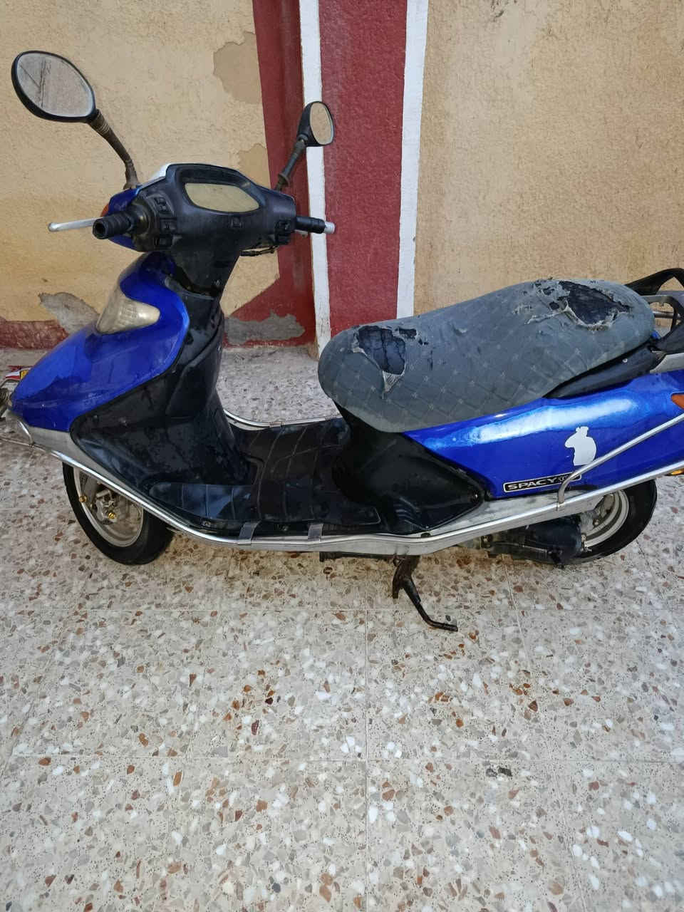 دراجه سبيسي ماليزي للبيع شغاله سلف وهندر كهربائيات كلها شغاله كفرات اصليه سعر500 وبيها مجال مكاني الكوت الشهداء رقم ***********
