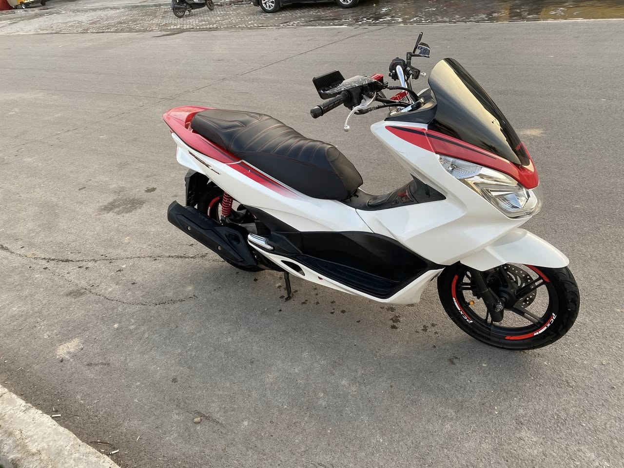 السلام عليكم دراجه بي سي اكس جيل الثاني KF مكينة 150ماشيه ٣٩ الف حقيقي دراجه نازله من معرض دبي بالاعظمية مكفوله كفاله عامه الدراجه جديدة عارضه ١٨ ورقه وبيه مجال *********** مكاني م الصدر
