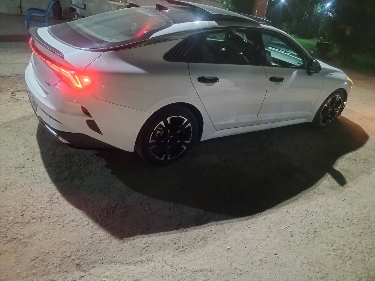 🔥 يا الله –  🔥
***********🚘 K5 موديل2021– GT Line
✨ فووول الفووول (1/1)
📍 رقم بغداد جديد
🎨 لون ابيض مميز – داخل أسود بلاد 🔥
🔹 بانوراما
🔹 شاحن وايرلس
🔹 رادارات (أمامي + خلفي + جانبي)
🔹 بصمة دخول وتشغيل
🔹 هاندبريك بصمة
🔹 4 أنظمة قيادة
🔹 أبواب بصمة
🔹 لايت LED متغير
🔹 تحكمات ستيرن
🔹 أوتو هولد
🔹 شاشة جبيرة
🔹 كاميرا 360 (دوارة)
🔹 صندوق بصمة
🔹 كشنات تدفئة
✨ إضافات خاصة:
▪️ كفرات يدات أبواب
▪️ إنارة داخلية (مود لايت)
▪️ لايت متغير إضافي
▪️ كفرات مرايات (ستايل بات مان 🦇)
▪️ سكوبات جام + إضافات أخرى
📌 السيارة نظيفة ومميزة وجاهزة من كلشي
   🔁 بيع فقط
   سعر175$ بيها مجال قليل 
📍
