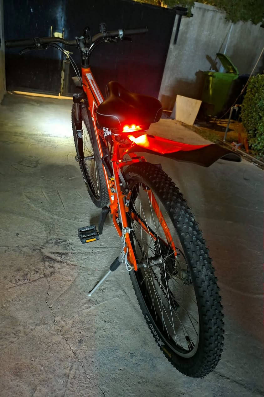 *بايسكل ماركة GT
موديل Aggressor 3.0
حجم 26 فريم S
البايك جبلي/ ألمنيوم بالكامل و غراضه كلها بلاديةو مختومة ( سرج , بايدرات كلهGT )
الدبلات SR Sun Tour M3010 ألمنيوم (بلاد طبعاً) 
المكينه 7 Shimano / 42t 

** الاضافات
١- زوج تايرات ماركة Continental(زوج تايرات الكونتننتال وحدهن سعرهن 80 الف)
٢- چملغات اماميه و خلفيهRBRL
٣- سرج طبي Easy Do
٤- لايت امامي ليد شحن Easy Do 
٥- لايت خلفي ليد شحن Meroca
٦- سلسلة قفل قاصة بريدد + جرس 

**وياه زوج تايرات اجت وياه عدا الكونتننتال 

السعر : 250 الف
المكان: بغداد/حي الجامعة


**إذا كنت صاحب هذا الإعلان وتريد حذفه لأي سبب، رجاءا أرسل رسالة إلى الدعم الفني**