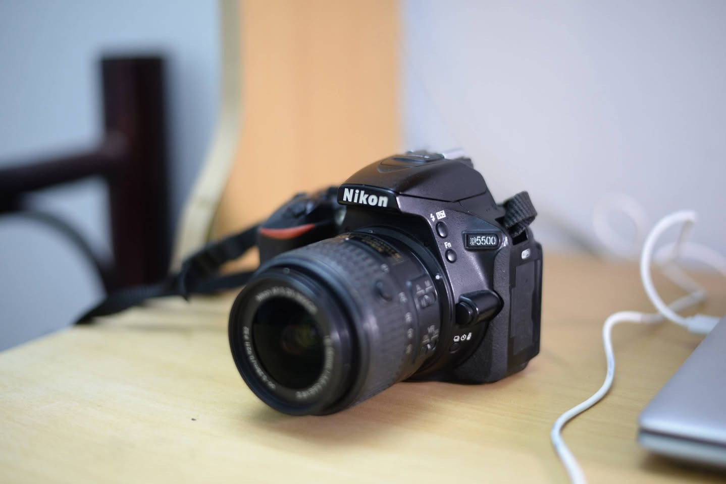كامرا نيكون d5500 
شاشه لمس قلاب 
بيها Wi Fi 
دقتها ٢٤ 
نضيفة مع عدستها الاصلية ١٨_٥٥ مع جميع ملحقاتها الاصلية كامله حتا الكارتونه  وشاحنه وحزام وكيبلات 
كامرا نضيفة وخالية من العطل او الخلل  
سعرها ٤٠٠ الف 
مكاني بغداد البلديات وما عندي توصيل رقمي ***********
