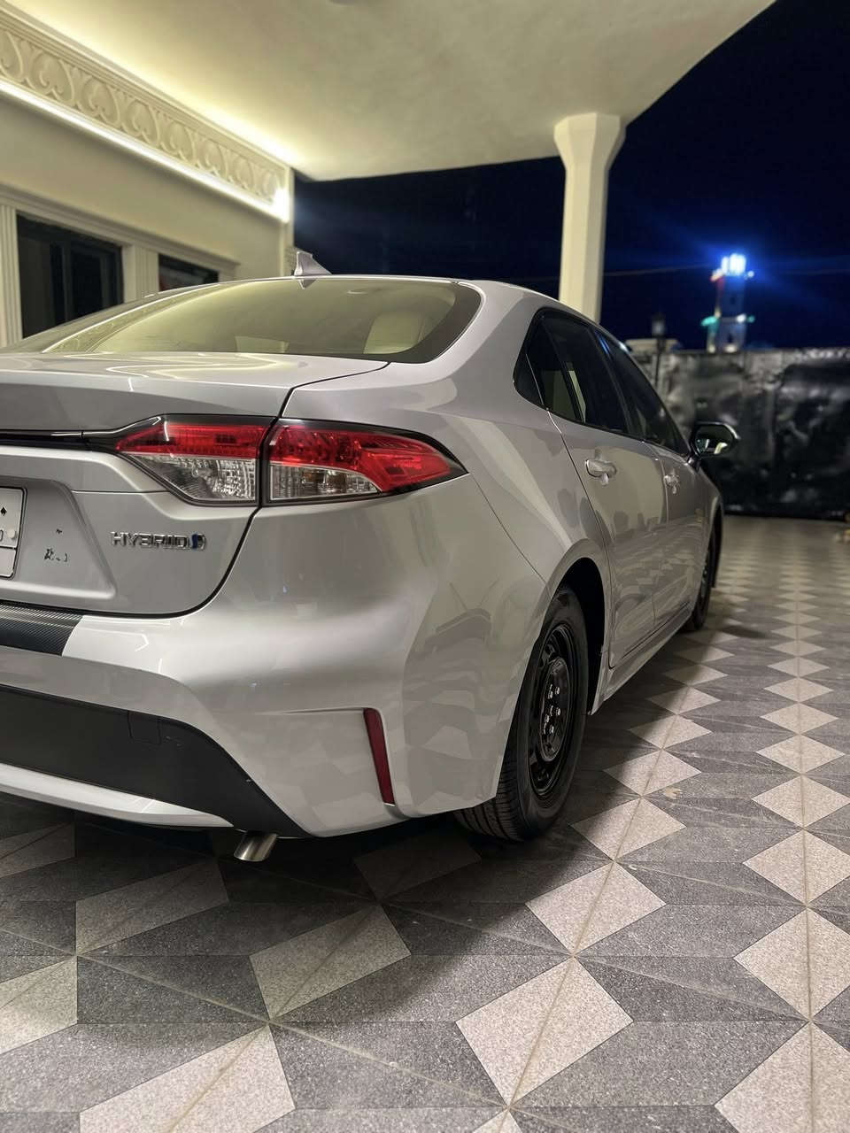 السلام عليكم
كورلا موديل 2022 وارد امريكي هايبرد مواصفات LE شاشة كبيرة  بصمة تشغيل دخول ذكي رادارات جانبية رادار أمامي توقف ذاتي لايت امامي ليد سايد بريك بصمة كاميرا خلفية دوارة EV MODE /MODE DRIVER/ AUTO HOLD 
رقم بغداد بأسمي ماشية 124  الف كيلو ضررها باب السائق والباب خلف السائق  ونص الچاملغ الامامي ايرباك بردة فقط بدون شواصي بدون تكم فقط حادث خارجي 
*ملاحظة بيهة بارد بذيل الجاملغ الخلفي الايسر 
بچم كبس شركة  كهربائيات گير محرك بطارية كلها على البلاد شرط
السعر 139 ورقة وبيهة مجال بيع مستعجل 
للإستفسار :- ***********
