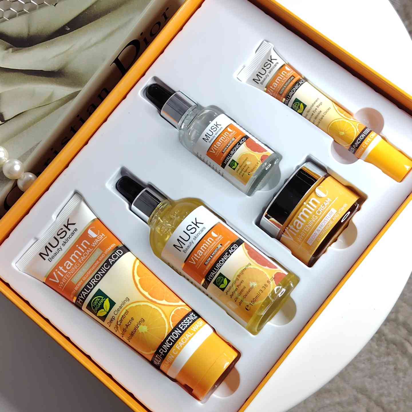 محتويات المجموعة وفوائدها
تتألف المجموعة الخماسية الظاهرة في الصورة من المنتجات التالية:
غسول الوجه (Facial Wash): يعمل على التنظيف العميق، التحكم في الزيوت، ومكافحة حب الشباب.
سيروم الوجه (Face Serum): يساعد في تفتيح التصبغات والبقع الداكنة وتوحيد لون البشرة.
كريم التبييض (Whitening Cream): يمنح البشرة ترطيباً مكثفاً وإشراقة.
كريم محيط العين (Eye Cream): مخصص للعناية بمنطقة العين وتقليل ظهور الهالات أو التجاعيد.
تونر مفتح (Brightening Toner): يساعد في شد المسام وترطيب البشرة وتجهيزها للخطوات التالية. 
المكونات الرئيسية
تعتمد هذه المنتجات بشكل أساسي على:
فيتامين سي: مضاد للأكسدة يساهم في تفتيح البشرة وحمايتها من العوامل البيئية.
حمض الهيالورونيك (Hyaluronic Acid): يوفر ترطيباً عميقاً وطويل الأمد، مما يمنح البشرة مظهراً صحياً.
الجلوتاثيون (Glutathione): مادة معروفة بخصائصها المفتحة للبشرة.
سعر البكج ١٥ بدل ٢٠🫶🏻 ❤️
#اكسبلور #مكياج #تجميل #واقي_شمس #بغداد


**إذا كنت صاحب هذا الإعلان وتريد حذفه لأي سبب، رجاءا أرسل رسالة إلى الدعم الفني**