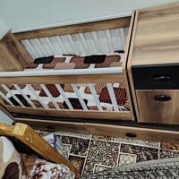 تخت طفل للبيع مستخدم شي قليل السعر ١٠٠ بي مجال 07726439215