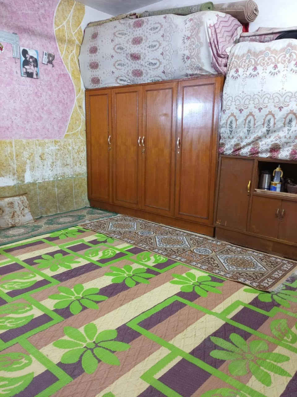 سلام عليكم بيت بلوك 100 متر طابقين ونص للبيع يحتوى الطابق الاول على استقبال وغرفه نوم وصحيات ومطبخ وحولي والطابق الثاني يحتوى على 3 غرف نوم وحمام والطابق الاخير غرفه وحمام السعر 80 وبي مجال مكان شعله دوانم شارع افران الضياء قبل السجه الاستفسار اتصل رقم  ***********
