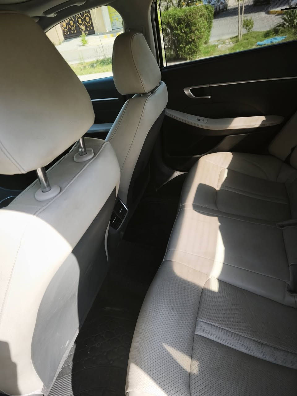 سلام عليكم سوناتا هايبرد 2023
سيارة فول VIP اعلة فئة 
شتريد مواصفات بيه 
بنرامة لايت اربع عدسات متحركة 
خمس كامرات حساسات امامية وخلفية رادارات
تتقدم وتترجع بلريمونت 
كشنات كهرباء تدفئة وتبريد بلكشنات 
شاشة دجتل قطعتين تبريد بردات 
محرك 2000 هايبرد
باقي المواصفات معروفة 
حادث بلمنشور والسونار هم 
رقمه بغداد تحويل ثاني يوم مكاني بغداد 
سعر 155 وبيه مجال بسيط للشراي 
***********
