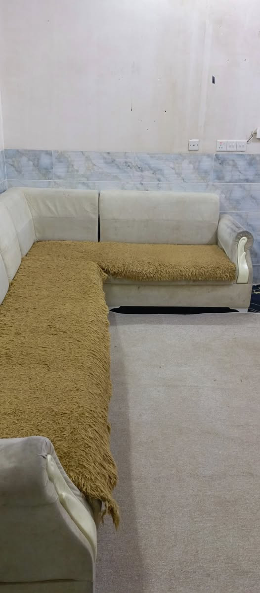 السلام عليكم عندي غرفة نوم وديوان
اثنينهن ب180 الف قفل بدون احراج 
***********
عنواني حي النداء قرب جامع المفرجي
