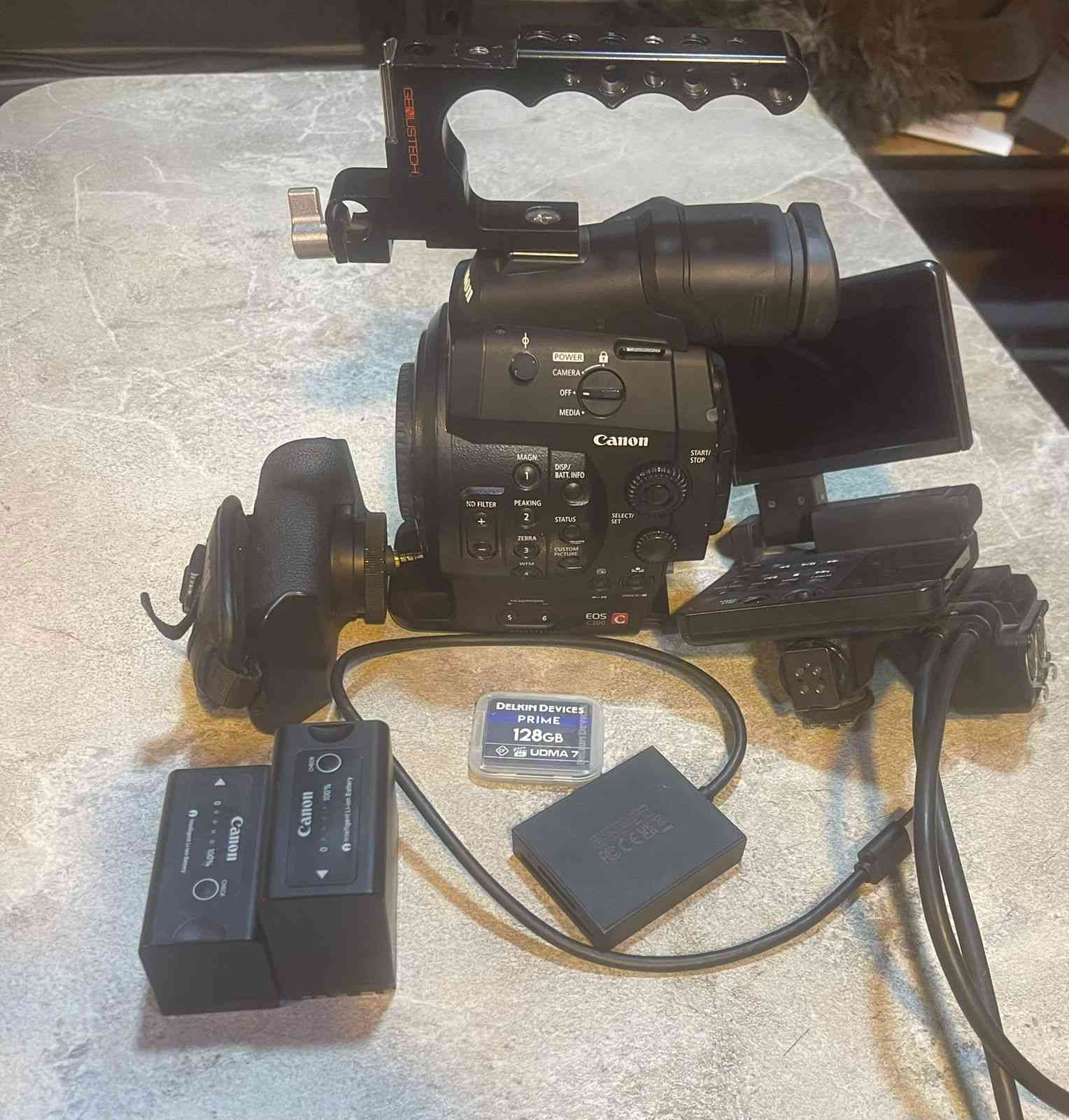 للبيع كامرة كانون c300 كلش نظيفة ومناسبة مع الملحقات للاستفسار على الخاص او على الرقم ***********
