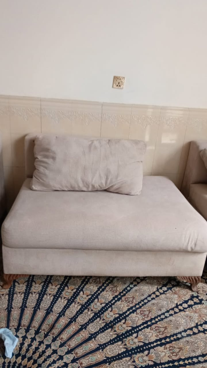 سلام عليكم تخم مستعمل  سعره 300وبي مجال للاتصال ***********
