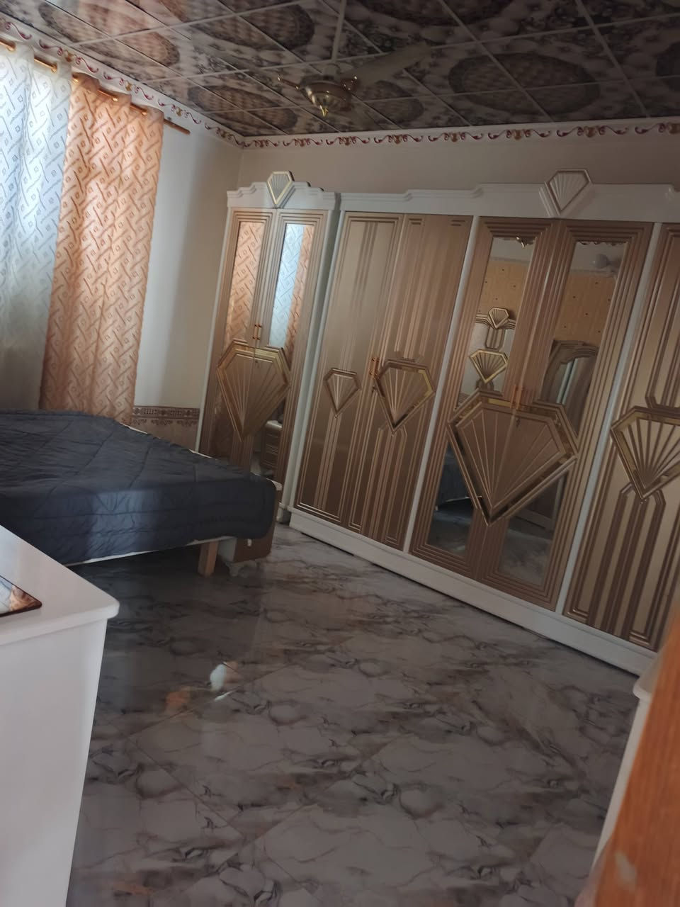 إسلام عليكم إخوان بيت بالقاسم الجاسميه المساحه ١٨٠ طابو زراعي كافه الخدمات موجوده مجاري مي كهرباء موالد ذهبي كامل ما نقصه شعره غرفتين نوم وصاله ومطبخ صحيات خارجيه وداخليه بناء جديد السعر ٥٣ وبي مجال ***********
